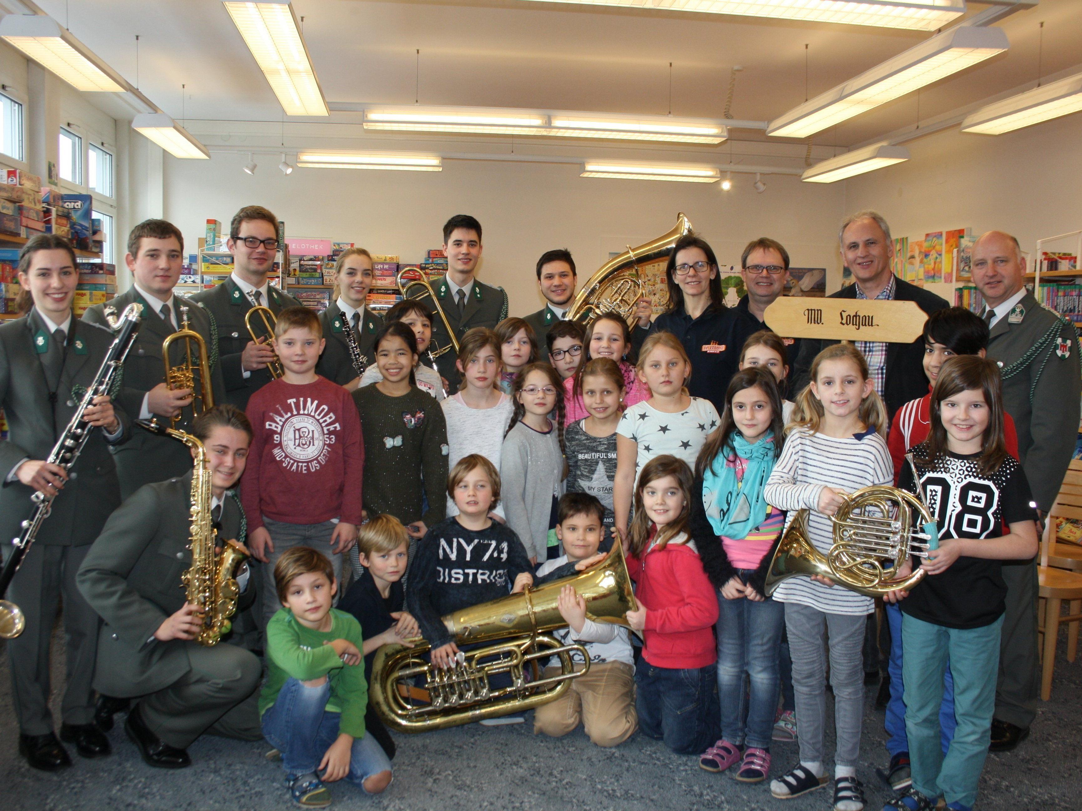 Die Musikanten der Militärmusik Vorarlberg begeisterten zusammen mit Vorstand Wolfram Baldauf und den Jugendreferenten des Musikvereines Lochau, Michaela und Michael Schmid, die Schüler für die Blasmusik.