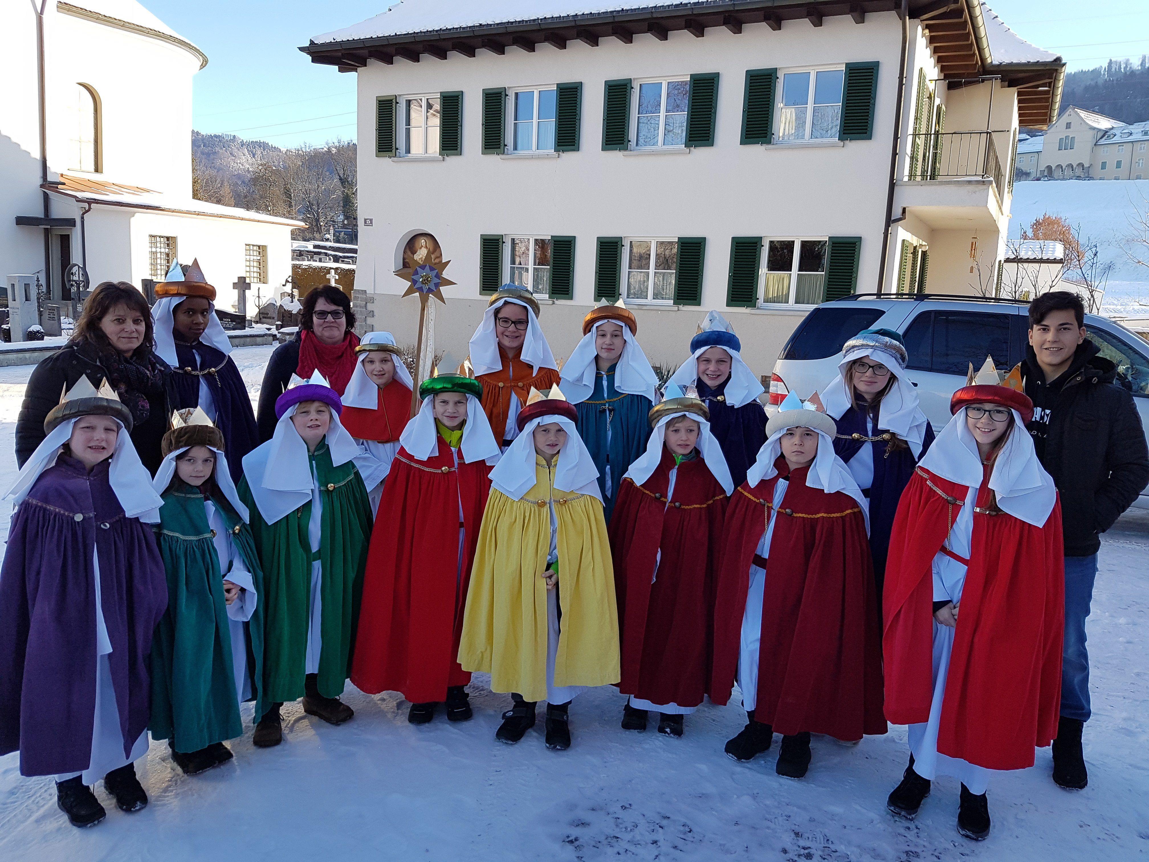 Die Sternsinger trugen auch in Lochau die frohe Botschaft von der Geburt Jesu von Haus zu Haus und sammelten für verschiedene Hilfsprojekte in aller Welt.