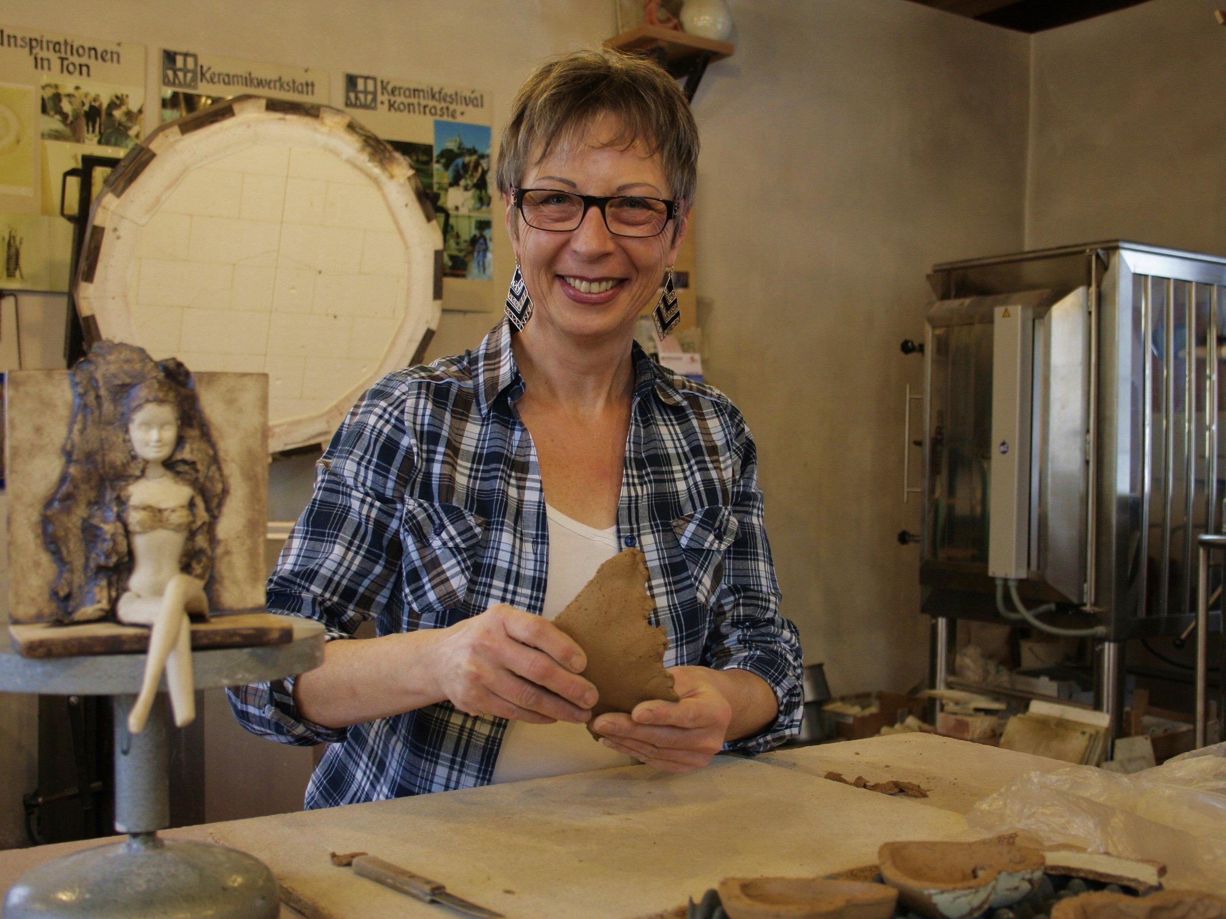 Keramikkünstlerin Edeltraud Kräutler-Nagler stellt Tonmehle her und zeigt Rißoptik.
