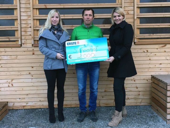 Melanie Schiener (l.) und Katharina Gerbis (r.) überreichten Thomas Lampert den Spendenscheck. Melanie Schiener (l.) und Katharina Gerbis (r.) überreichten Thomas Lampert den Spendenscheck.