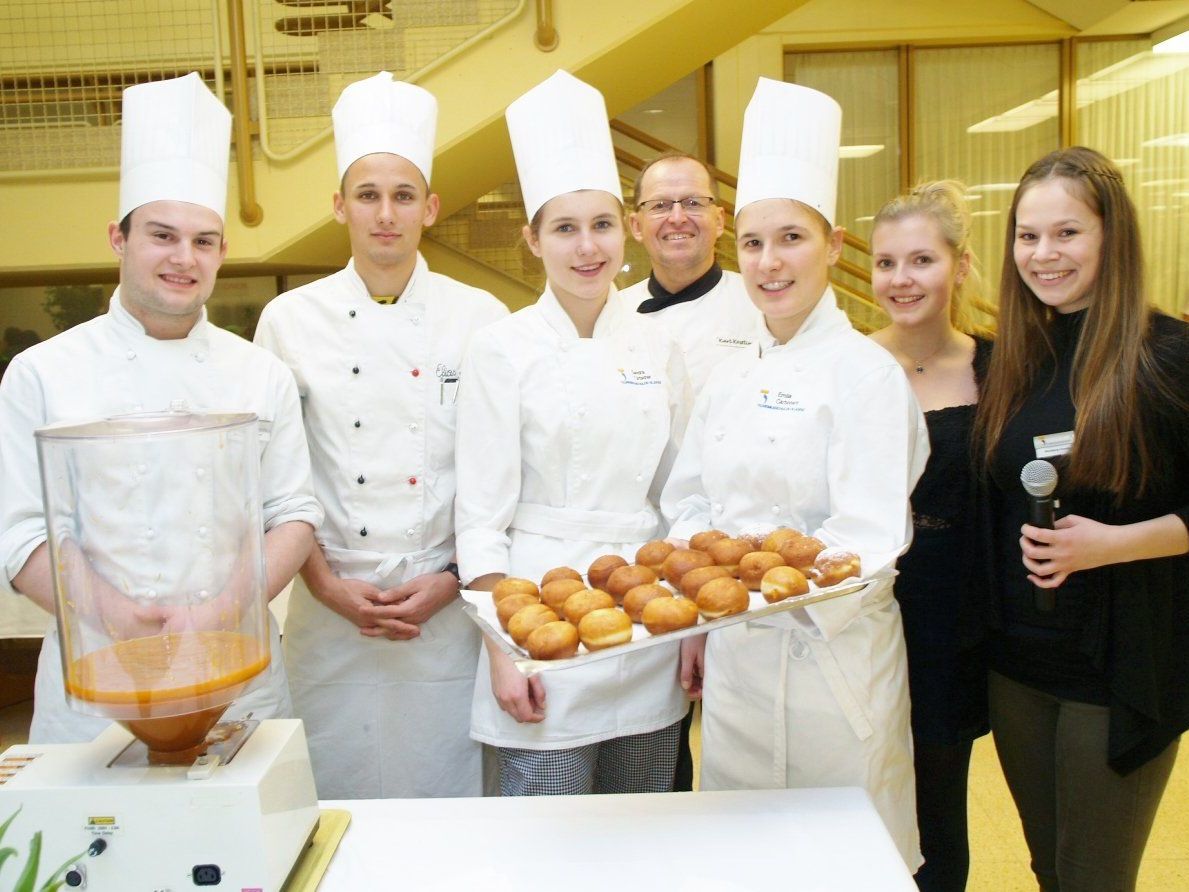 Fachlehrer Karl Köstlinger mit seinen Schülern beim Tag der offenen Tür an den Tourismusschulen Bludenz. Fachlehrer Karl Köstlinger mit seinen Schülern beim Tag der offenen Tür an den Tourismusschulen Bludenz.