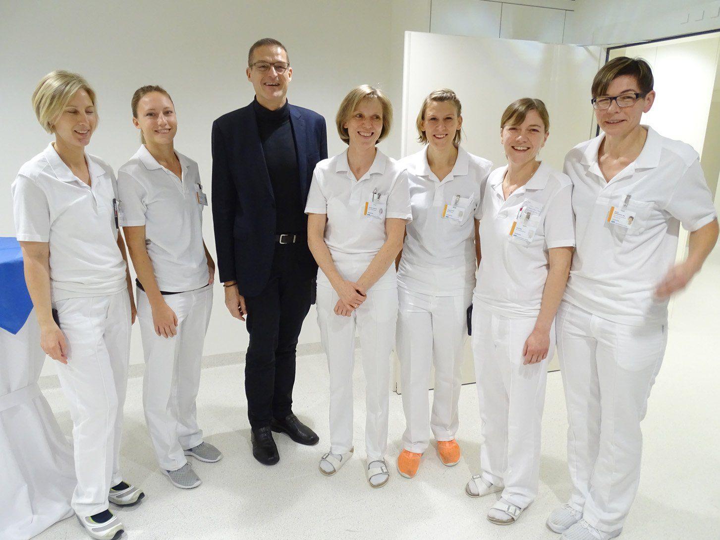 Landesrat Christian Bernhard mit dem Team der Physiotherapeutinnen am LKH Hohenems.