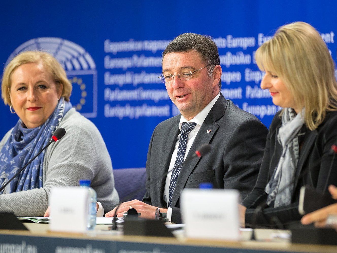 Die ÖVP-Europaabgeordnete Claudi Schmidt (L.), Verkehrsminister Jörg Leichtfried (SPÖ) und die sozialdemokratische Abgeordnete Karoline Graswander-Hainz (R.) während einer Pressekonferenz zur deutschen PKW-Maut am Mittwoch. Die ÖVP-Europaabgeordnete Claudi Schmidt (L.), Verkehrsminister Jörg Leichtfried (SPÖ) und die sozialdemokratische Abgeordnete Karoline Graswander-Hainz (R.) während einer Pressekonferenz zur deutschen PKW-Maut am Mittwoch.