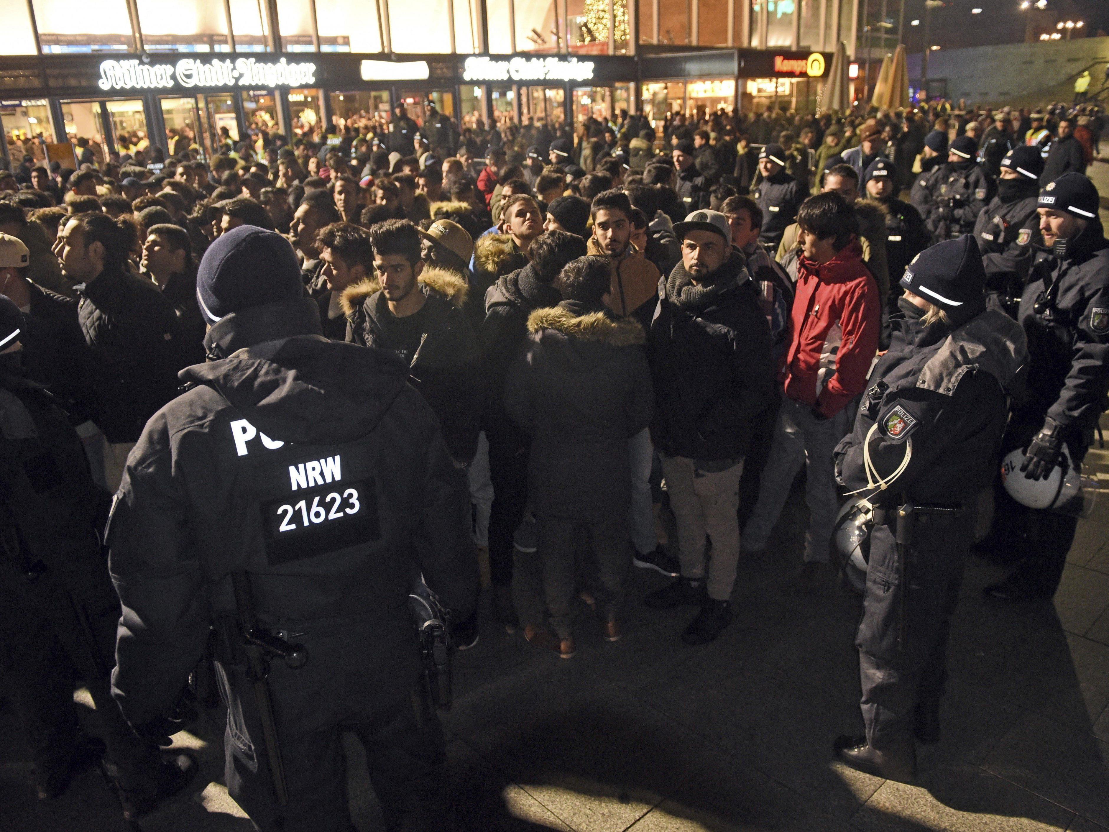 Die Polizei umstellt in der Silvesternacht in Köln eine Gruppe Männer.