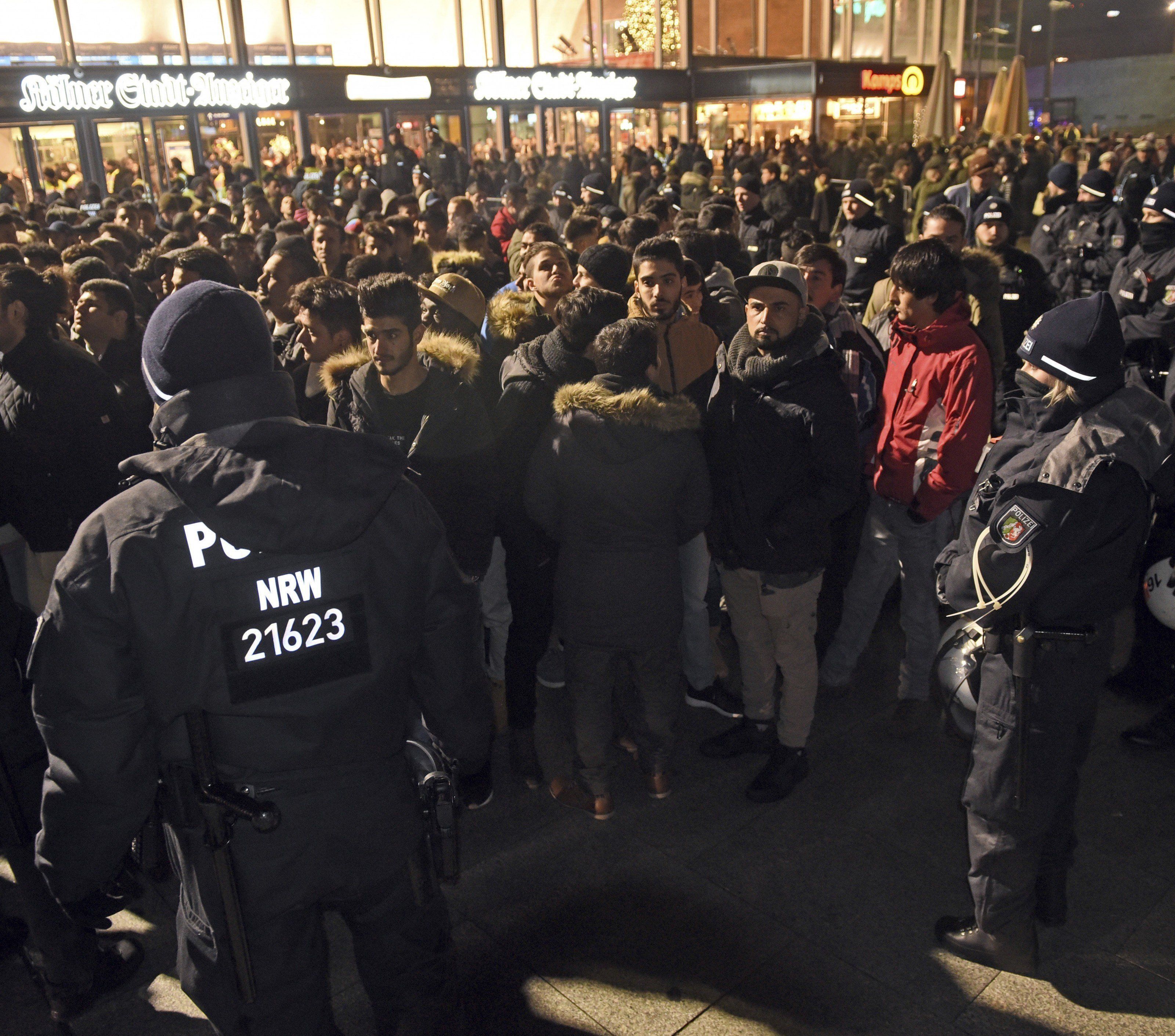 Die Polizei umstellt in der Silvesternacht in Köln eine Gruppe Männer. Die Polizei umstellt in der Silvesternacht in Köln eine Gruppe Männer.
