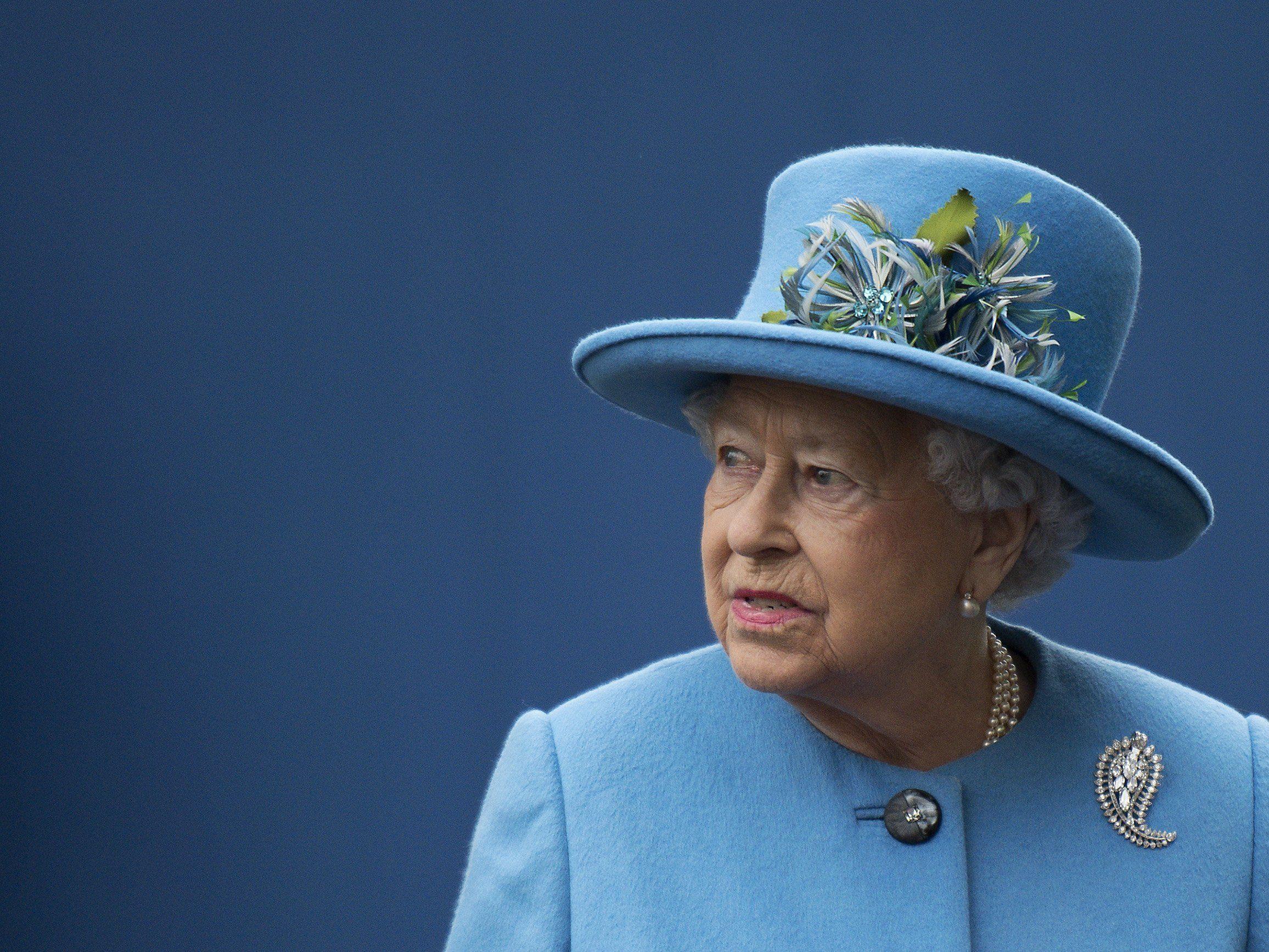 Die Queen sei dabei, sich zu erholen, heißt es aus dem Buckingham-Palast.