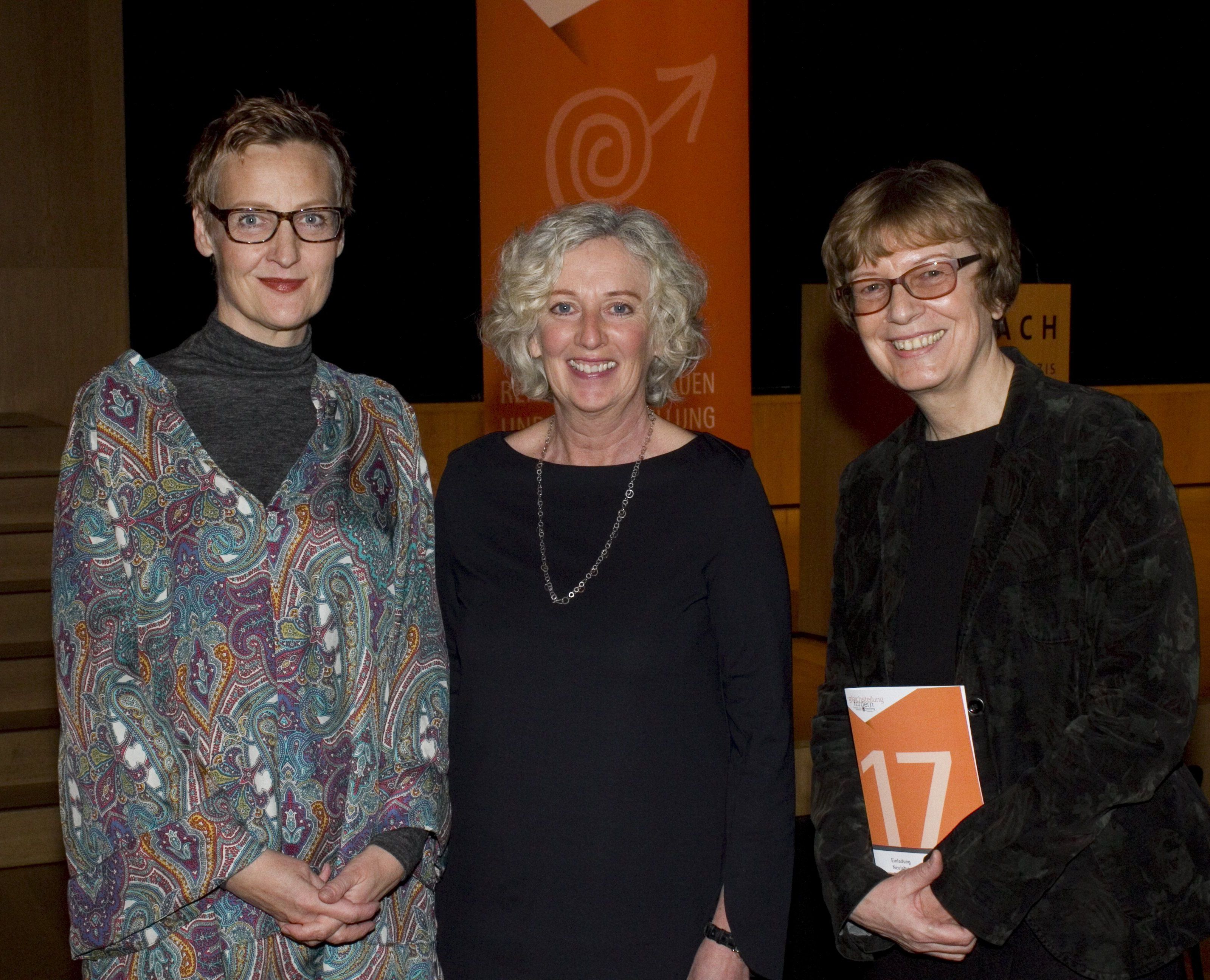 v.li.: Referentin Sibylle Hamann, LR Katharina Wiesflecker, Monika Lindermayr-Leiterin Frauenreferat und Gleichstellung. v.li.: Referentin Sibylle Hamann, LR Katharina Wiesflecker, Monika Lindermayr-Leiterin Frauenreferat und Gleichstellung.