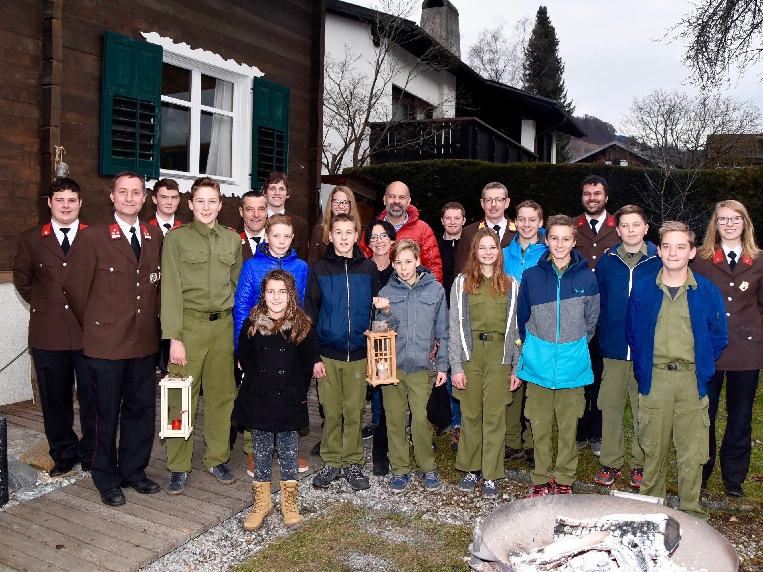 Am Nachmittag des Heiligen Abends war die Schrunser Feuerwehrjugend bei Bgm. Jürgen Kuster zu Hause eingeladen.