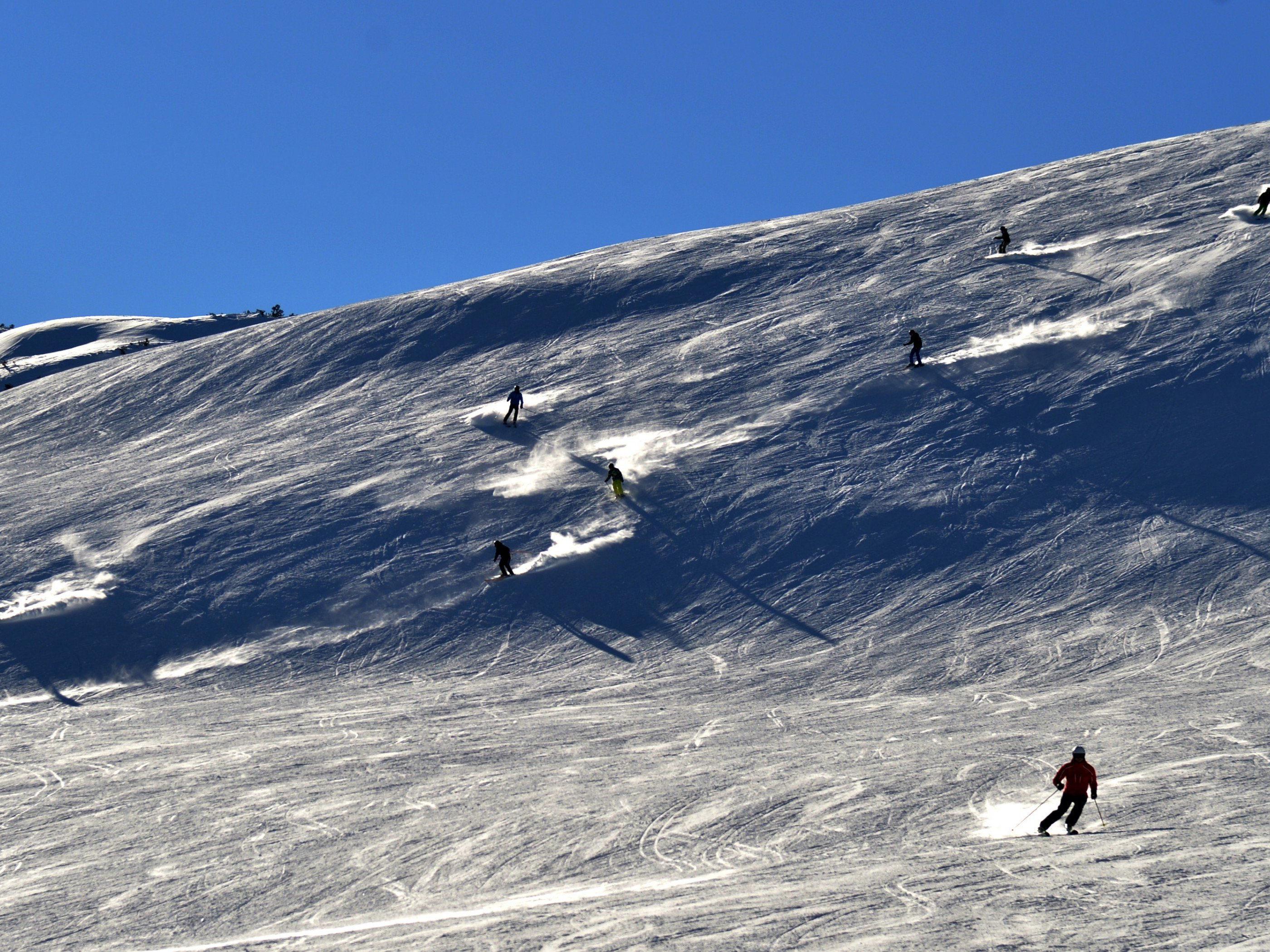 Bei einem Skiunfall in Lech wurde eine Frau verletzt.