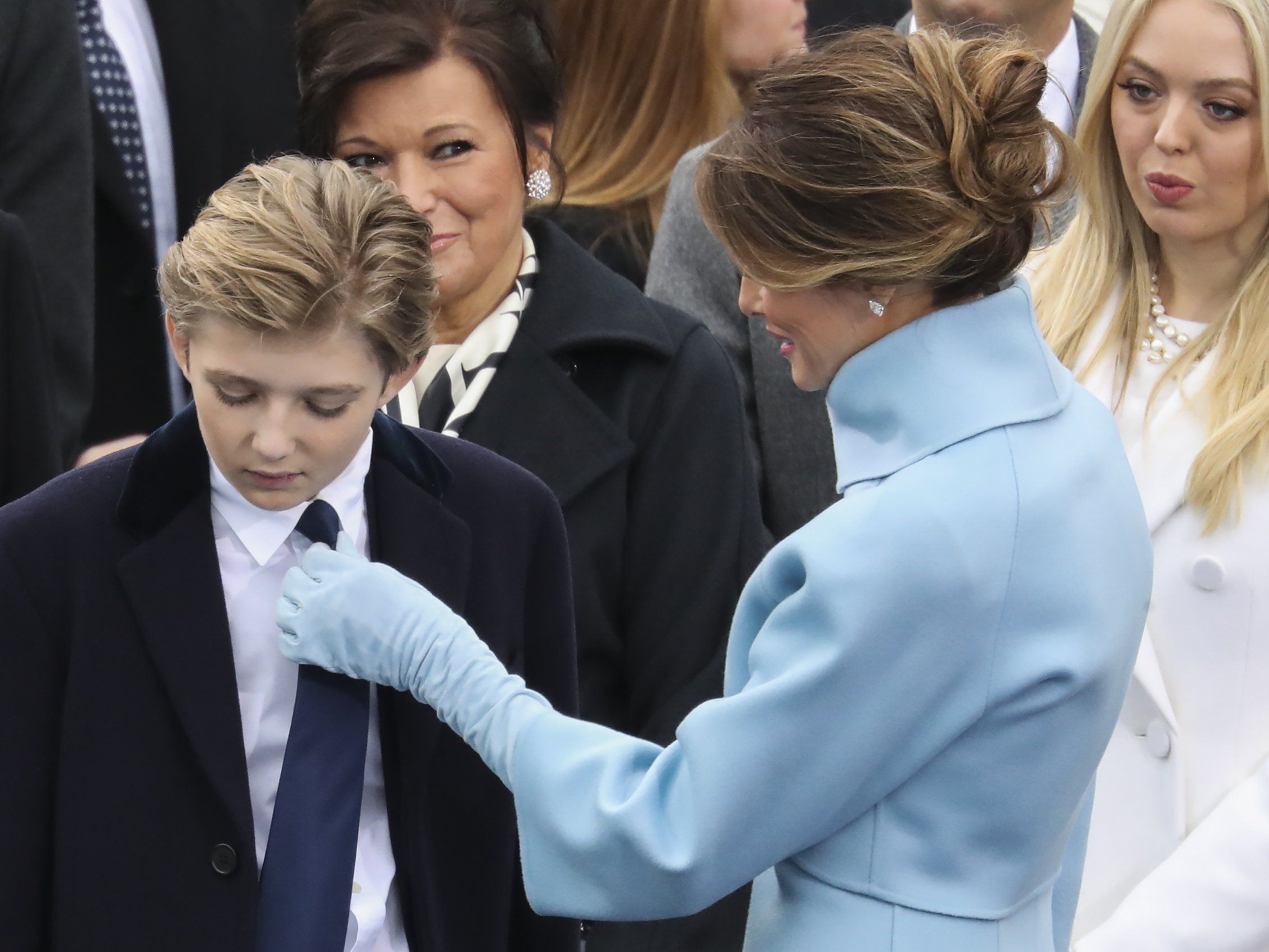 "Barron Trump verdient die Chance, die jedes Kind hat - nämlich ein Kind zu sein", schrieb die Tochter des früheren US-Präsidenten Bill Clinton. "Barron Trump verdient die Chance, die jedes Kind hat - nämlich ein Kind zu sein", schrieb die Tochter des früheren US-Präsidenten Bill Clinton.
