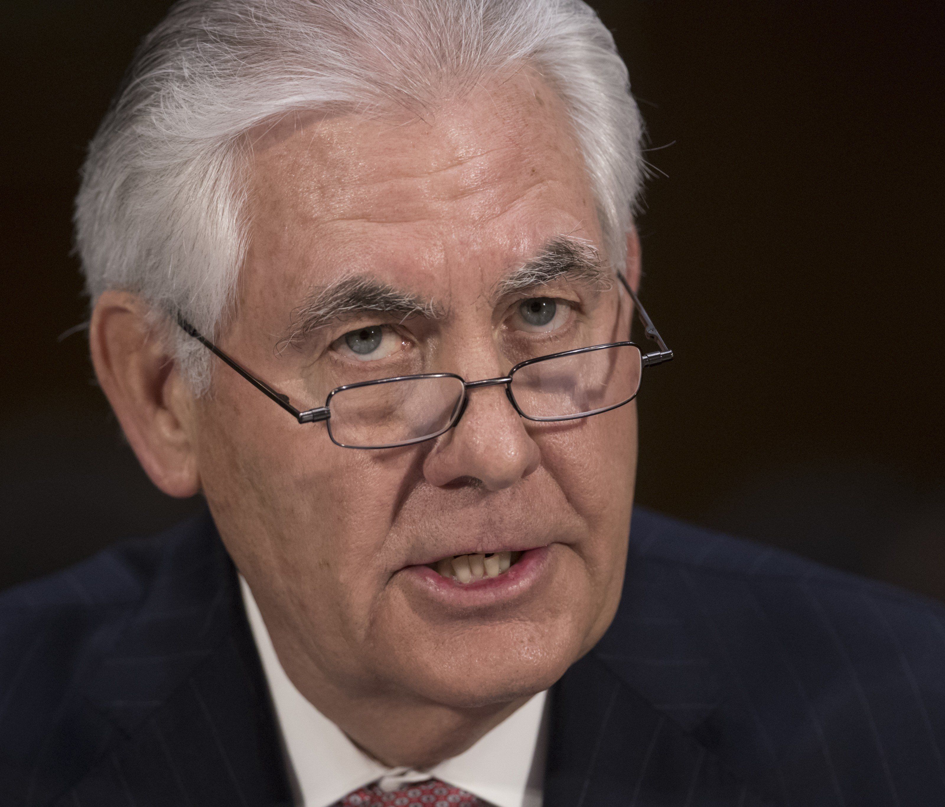 Die komplette Führungsriege des US-Außenministeriums, in Zukunft geführt von Rex Tillerson, ist aus Protest gegen Trump zurückgetreten. Die komplette Führungsriege des US-Außenministeriums, in Zukunft geführt von Rex Tillerson, ist aus Protest gegen Trump zurückgetreten.