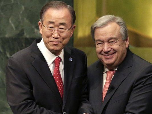 Ban Ki-Moon übergibt das UNO-Zepter an Antonio Guterres. Ban Ki-Moon übergibt das UNO-Zepter an Antonio Guterres.