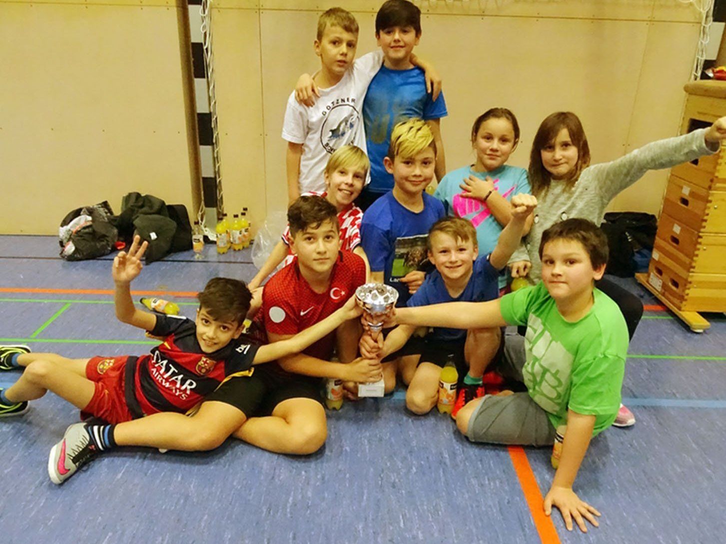 Das Team der 4d aus der Volksschule Markt wurde klarer Sieger beim VS-Hallenfußballturnier. Das Team der 4d aus der Volksschule Markt wurde klarer Sieger beim VS-Hallenfußballturnier.