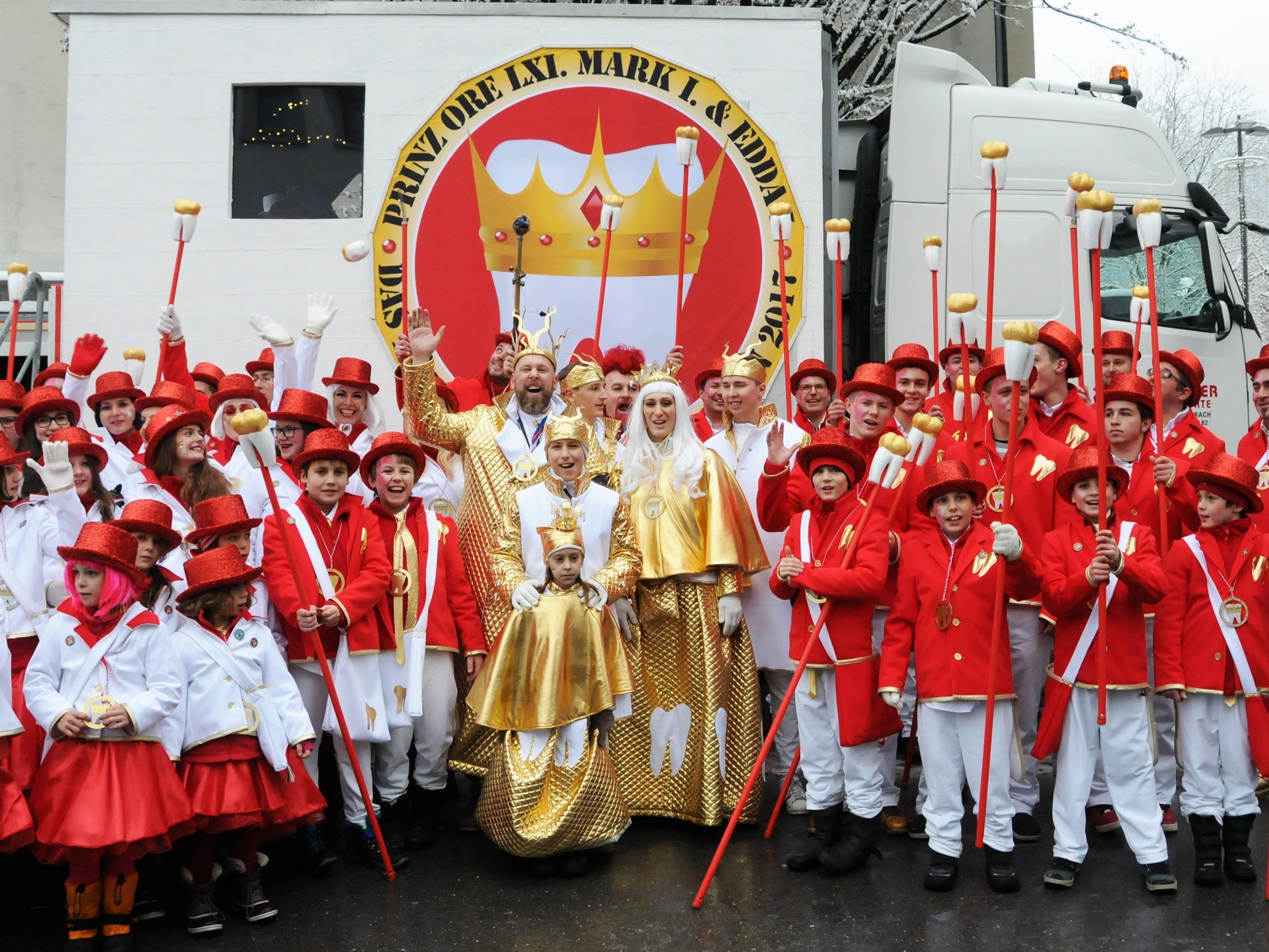 Das Bregenzer Prinzenpaar Prinz Ore LXI., Mark I., Prinzessin Edda I. samt Infanten, Zere und Gefolge Das Bregenzer Prinzenpaar Prinz Ore LXI., Mark I., Prinzessin Edda I. samt Infanten, Zere und Gefolge