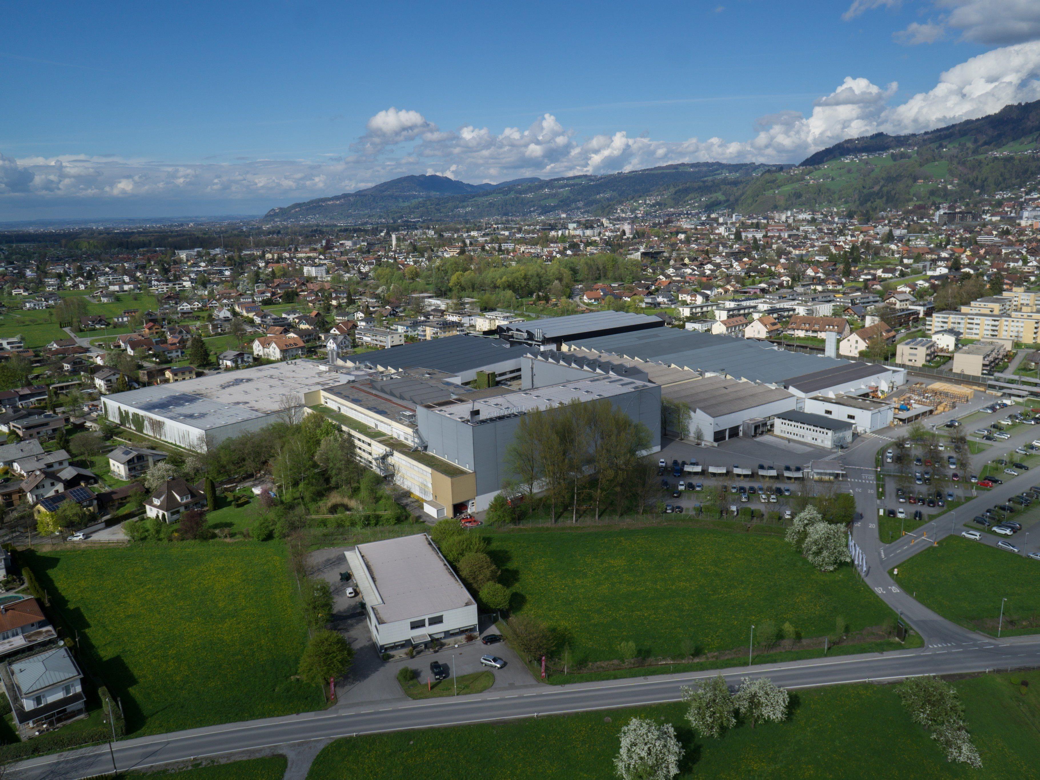 Zumtobel ist für die Beleuchtung vom Bahnhof Zugspitze und vom Olympia-Eislaufzentrum in Garmisch-Partenkirchen zuständig.