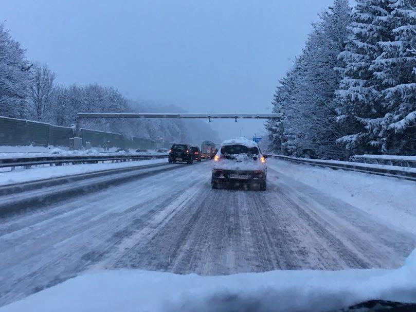 Schneefahrbahn sorgt für Chaos auf Vorarlbergs Straßen