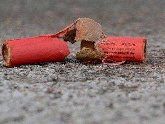 Die Kinder wurden durch den Böller verletzt. Die Kinder wurden durch den Böller verletzt.