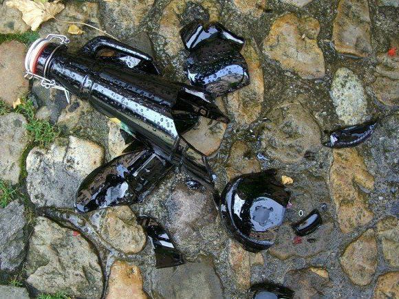 Eine Glasflasche wurde bei dem Streit als Waffe benutzt Eine Glasflasche wurde bei dem Streit als Waffe benutzt