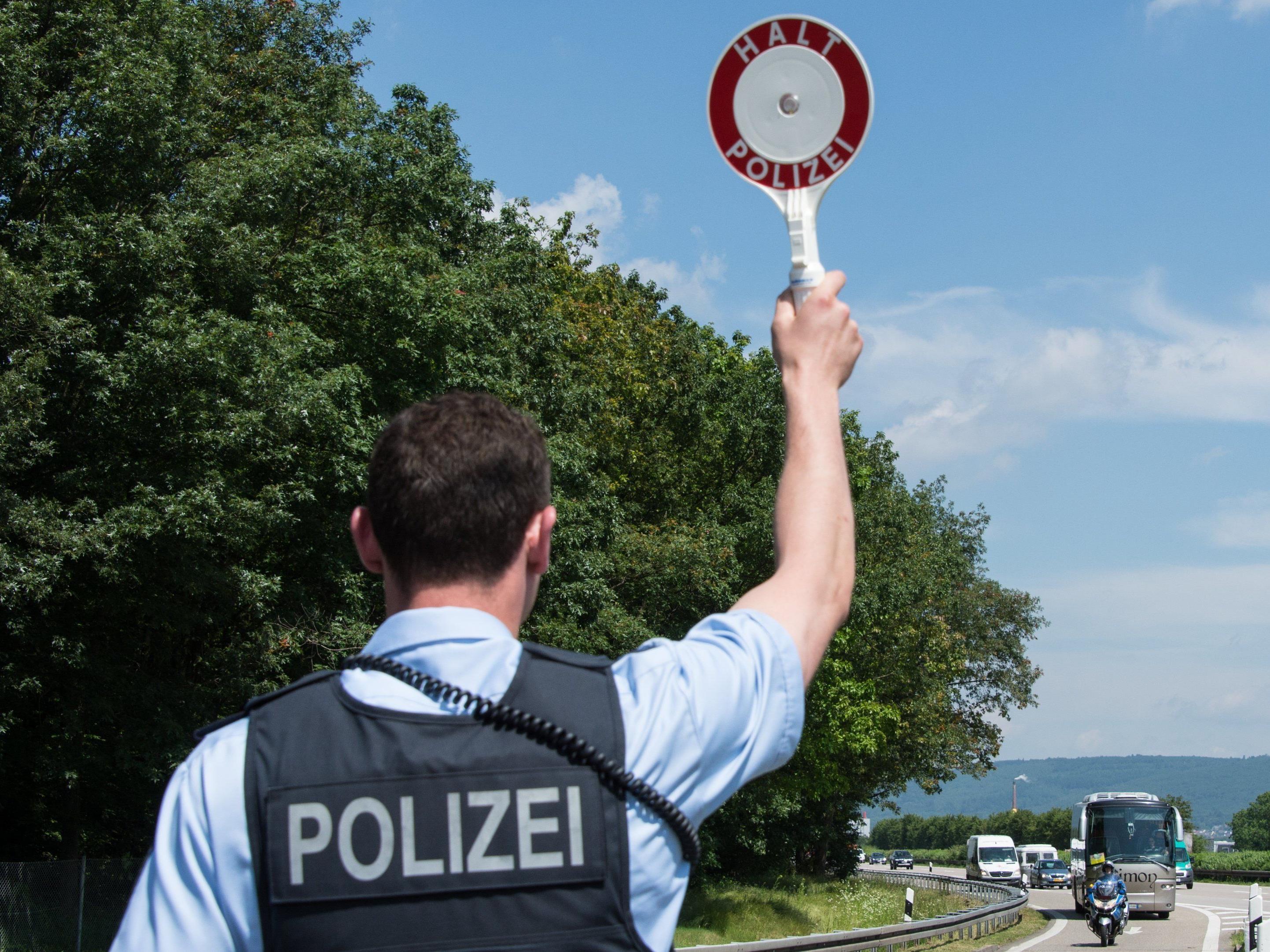 Die Lindauer Bundespolizei griff am vergangenen Wochenende insgesamt 30 Migranten ohne die erforderlichen Einreisepapiere in Fernbussen auf.