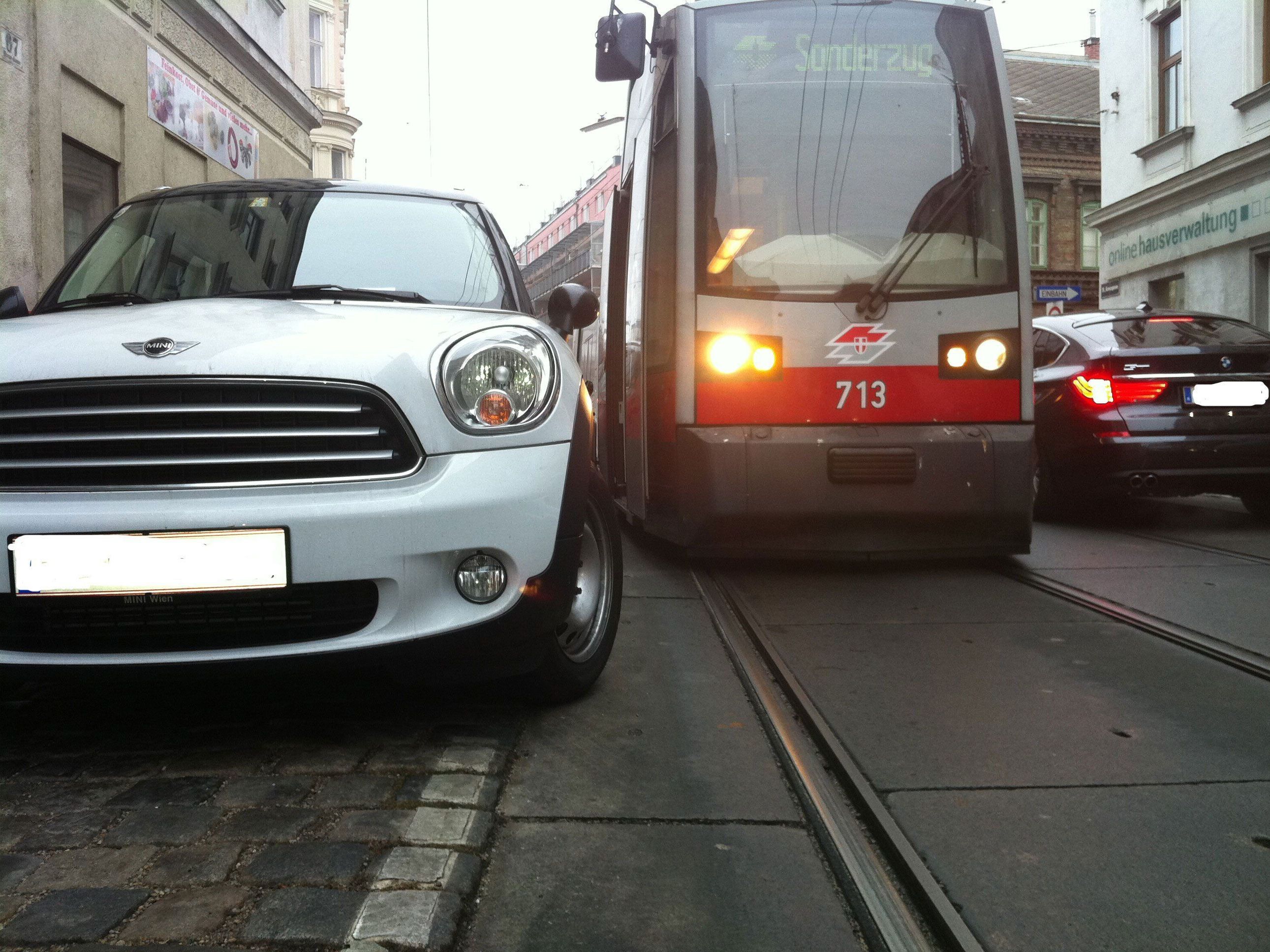 Wenige Zentimeter reichen: Ein Falschparker in der Kreuzgasse hindert eine Straßenbahn an der Weiterfahrt Wenige Zentimeter reichen: Ein Falschparker in der Kreuzgasse hindert eine Straßenbahn an der Weiterfahrt