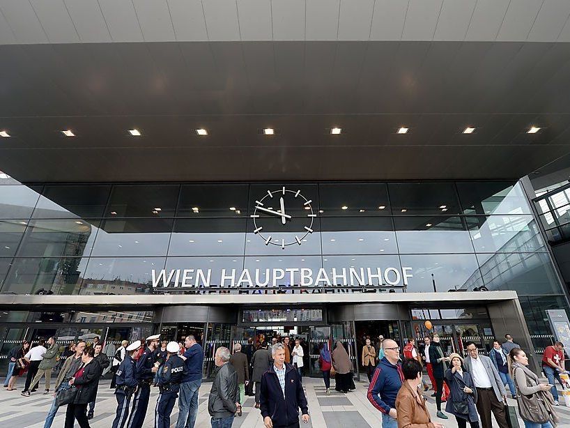 Festnahme im neuen Jahr am Wiener Hauptbahnhof. Festnahme im neuen Jahr am Wiener Hauptbahnhof.
