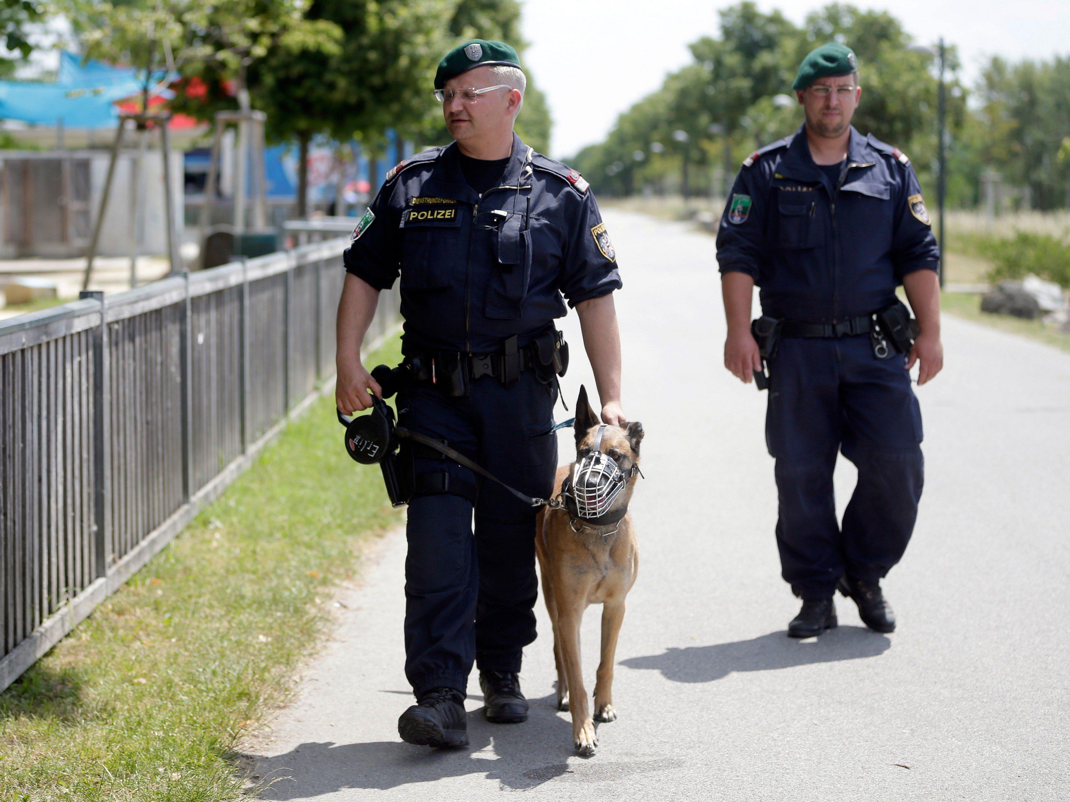 Die heimische Polizei setzt Hunde ein, die Suchtgift bzw. Sprengmittel aufspüren können