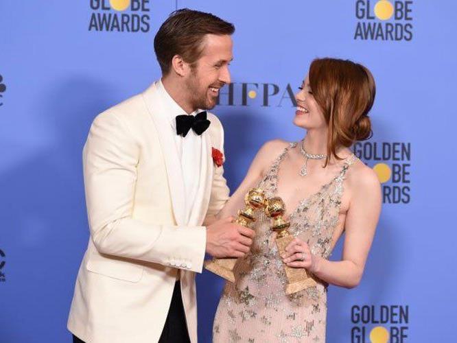 Ryan Gosling und Emma Stone freuen sich über ihre Globes.