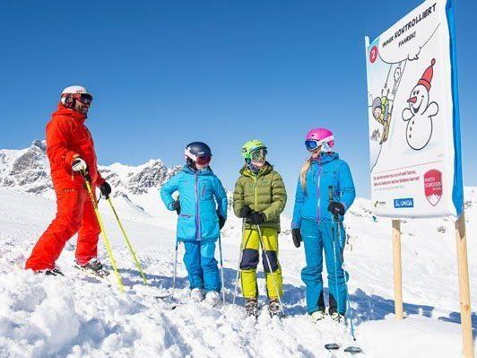 Verhaltensregeln für Skifahrer und Snowboarder auf allen Pisten.