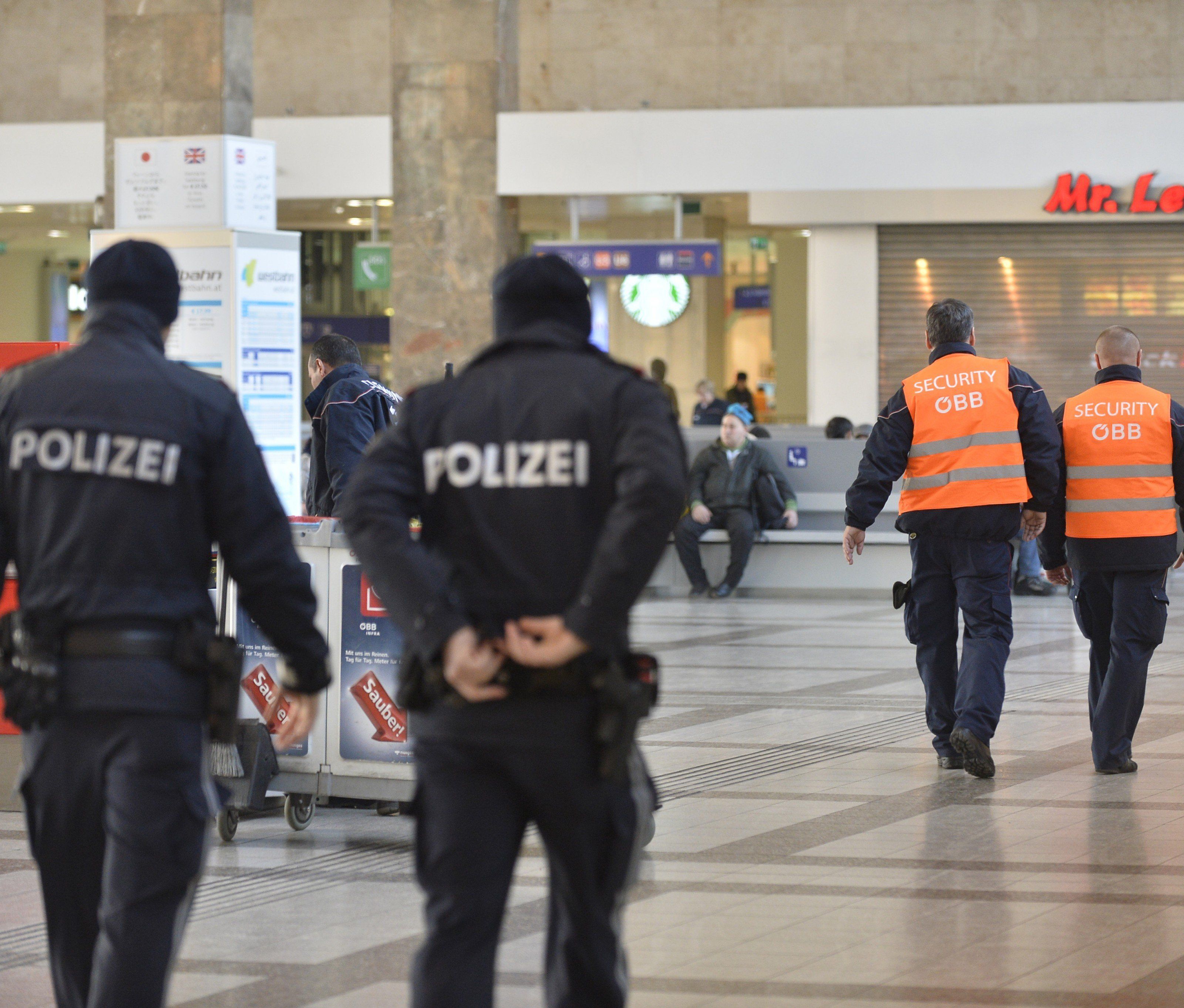 Die Wiener Polizei und Sicherheitskräfte am "Hot-Spot" Westbahnhof Die Wiener Polizei und Sicherheitskräfte am "Hot-Spot" Westbahnhof