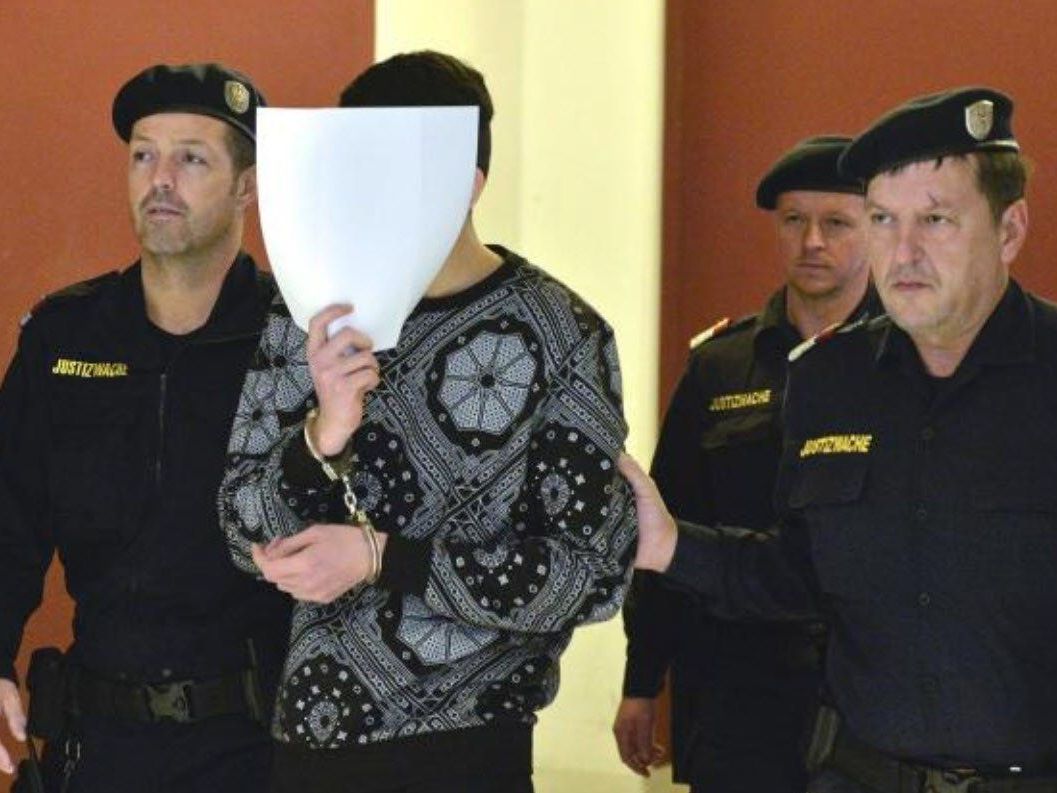 Einer der Angeklagten beim Prozess um die Vergewaltigung am Praterstern Einer der Angeklagten beim Prozess um die Vergewaltigung am Praterstern