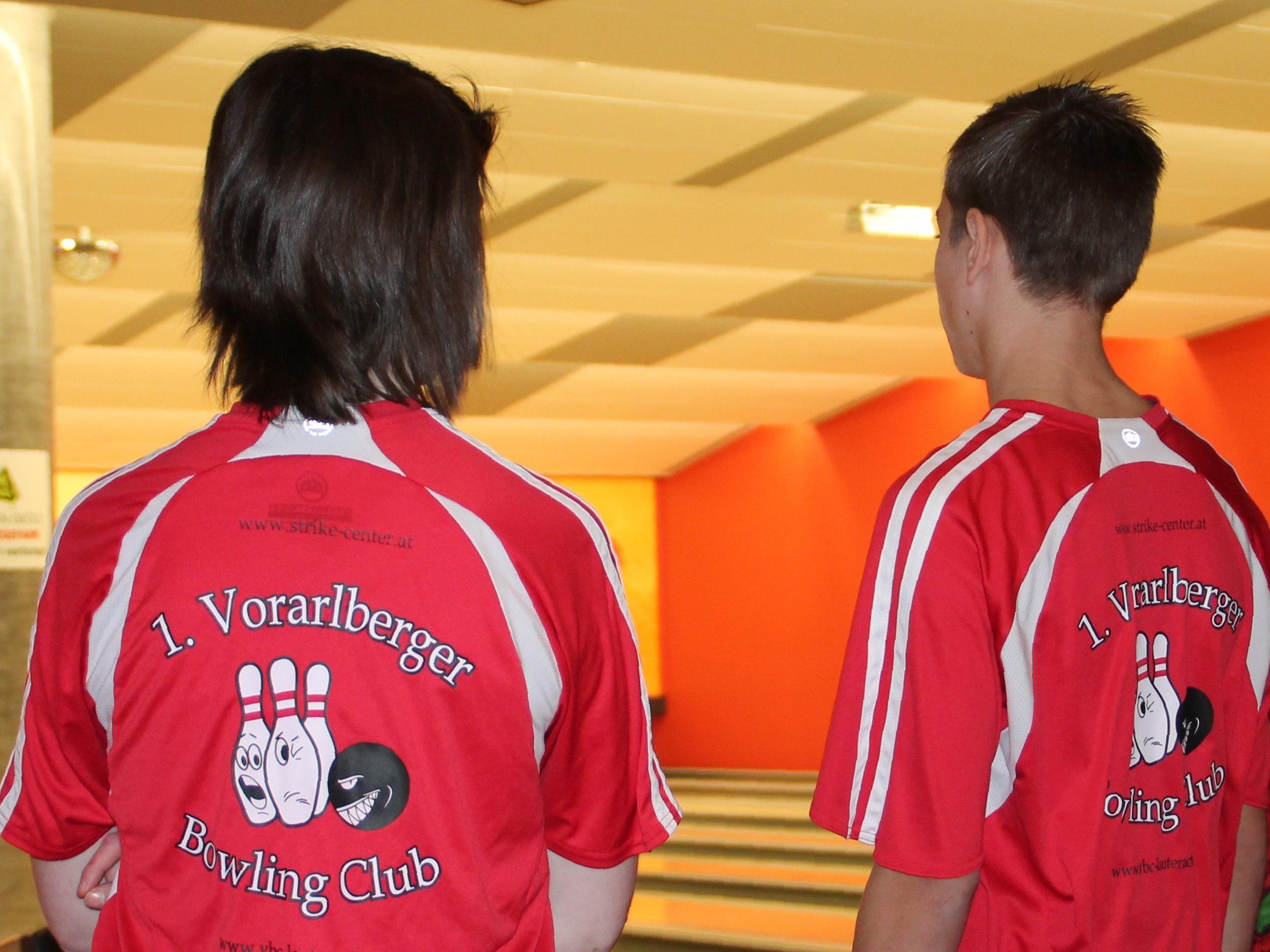 Sarah und Noah beim Bowlingtraining