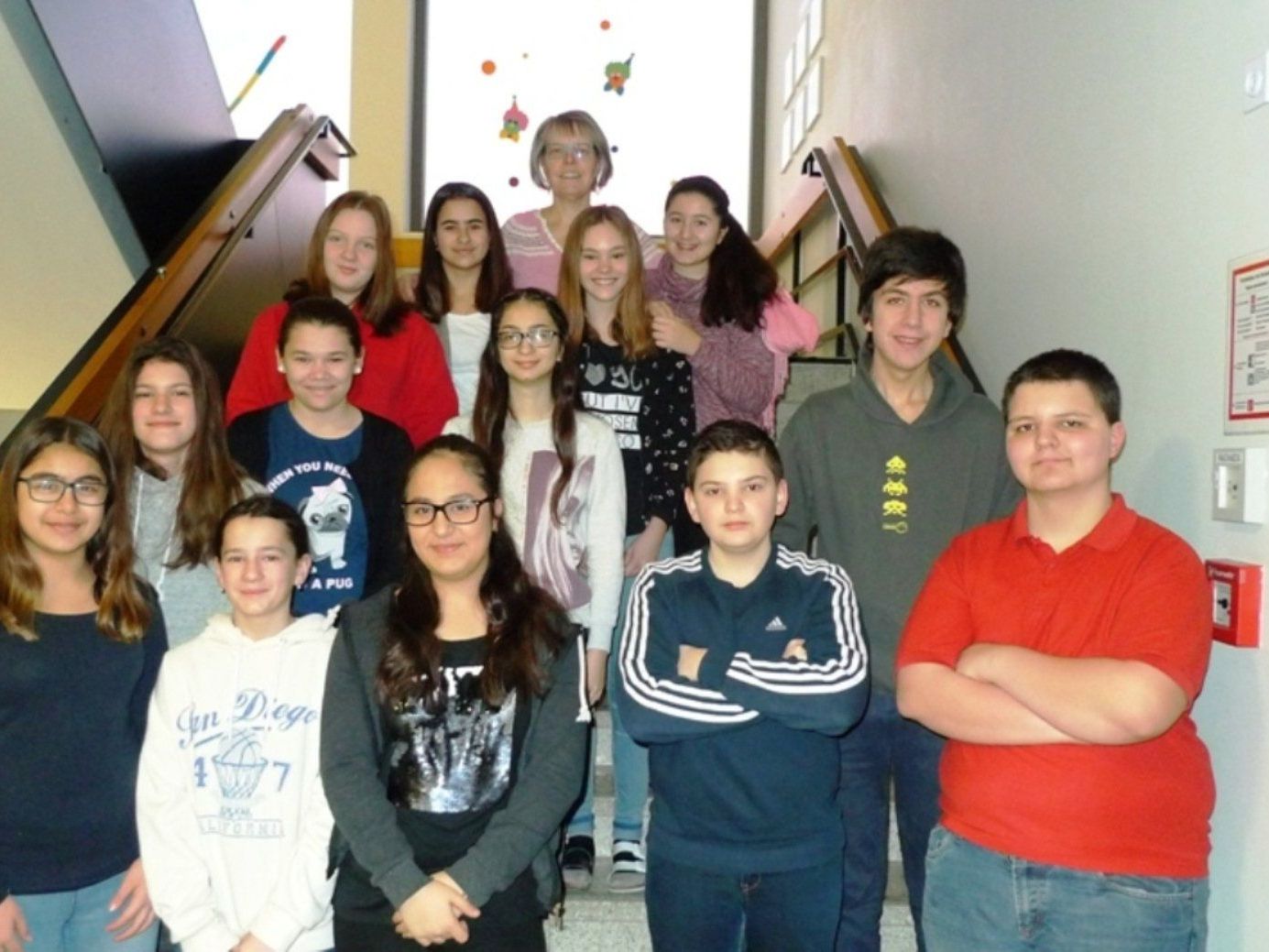 Die Schülerinnen und Schüler der 3b-Klasse verwirklichten ihr Müll-Projekt unter der Anleitung von Mag. Eva-Maria Loidl. Die Schülerinnen und Schüler der 3b-Klasse verwirklichten ihr Müll-Projekt unter der Anleitung von Mag. Eva-Maria Loidl.
