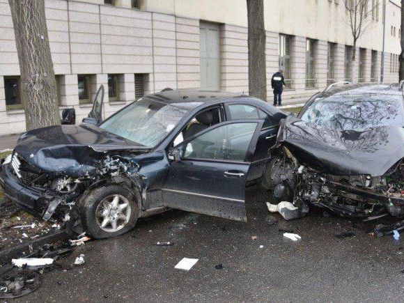 Die beiden Unfallautos in Landstraße Die beiden Unfallautos in Landstraße