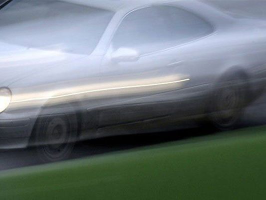 Ein 14-Jähriger raste in einem gestohlenen Pkw der Polizei davon Ein 14-Jähriger raste in einem gestohlenen Pkw der Polizei davon