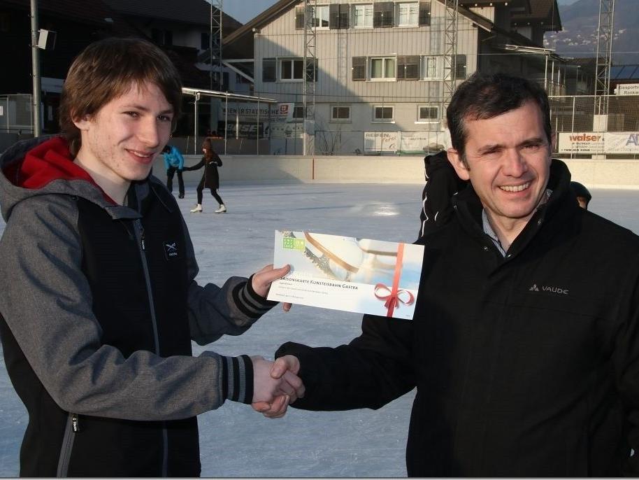 Rankweiler Bürgermeister Martin Summer überreicht Marcel Schöner eine Saisonkarte