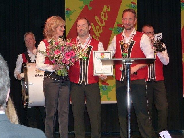 Peter Ladurner (Mitte) erhielt die Goldene vom Verband