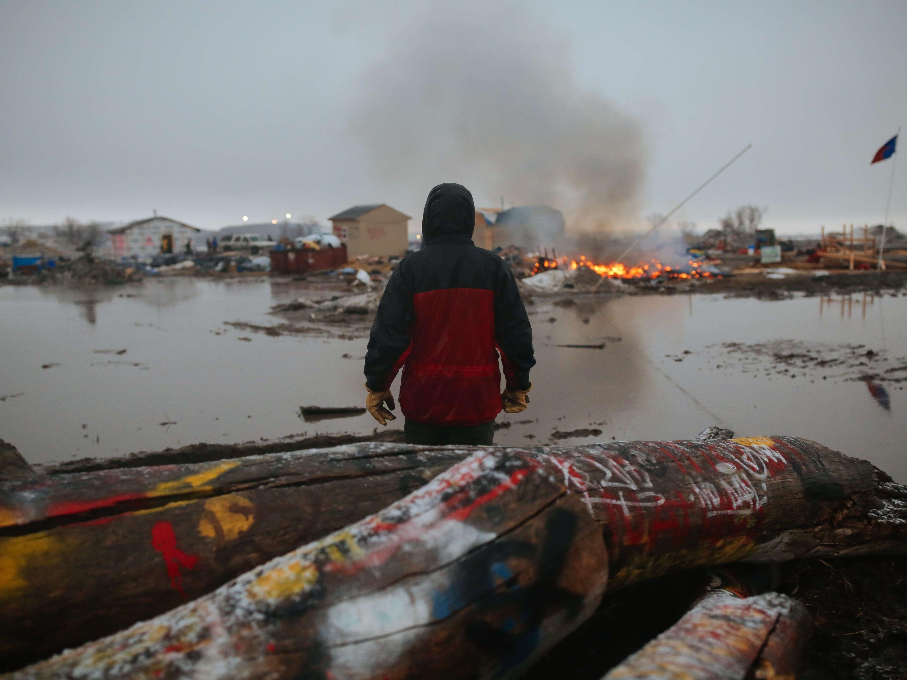 Die Bewohner eines Protestcamps gegen einen geplanten Pipelinebau in North Dakota setzten das Camp in Brand, bevor die von örtlichen Sicherheitkräften geräumt werden konnten.