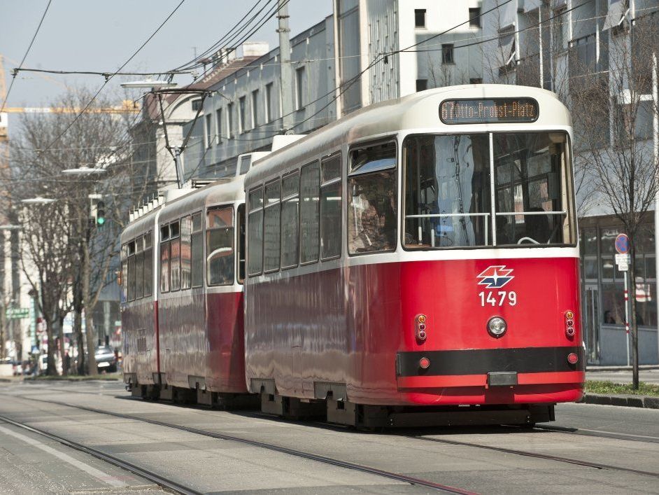 Der Mann wurde in Wien-Favoriten von der Straßenbahn erfasst und schwer verletzt. Der Mann wurde in Wien-Favoriten von der Straßenbahn erfasst und schwer verletzt.