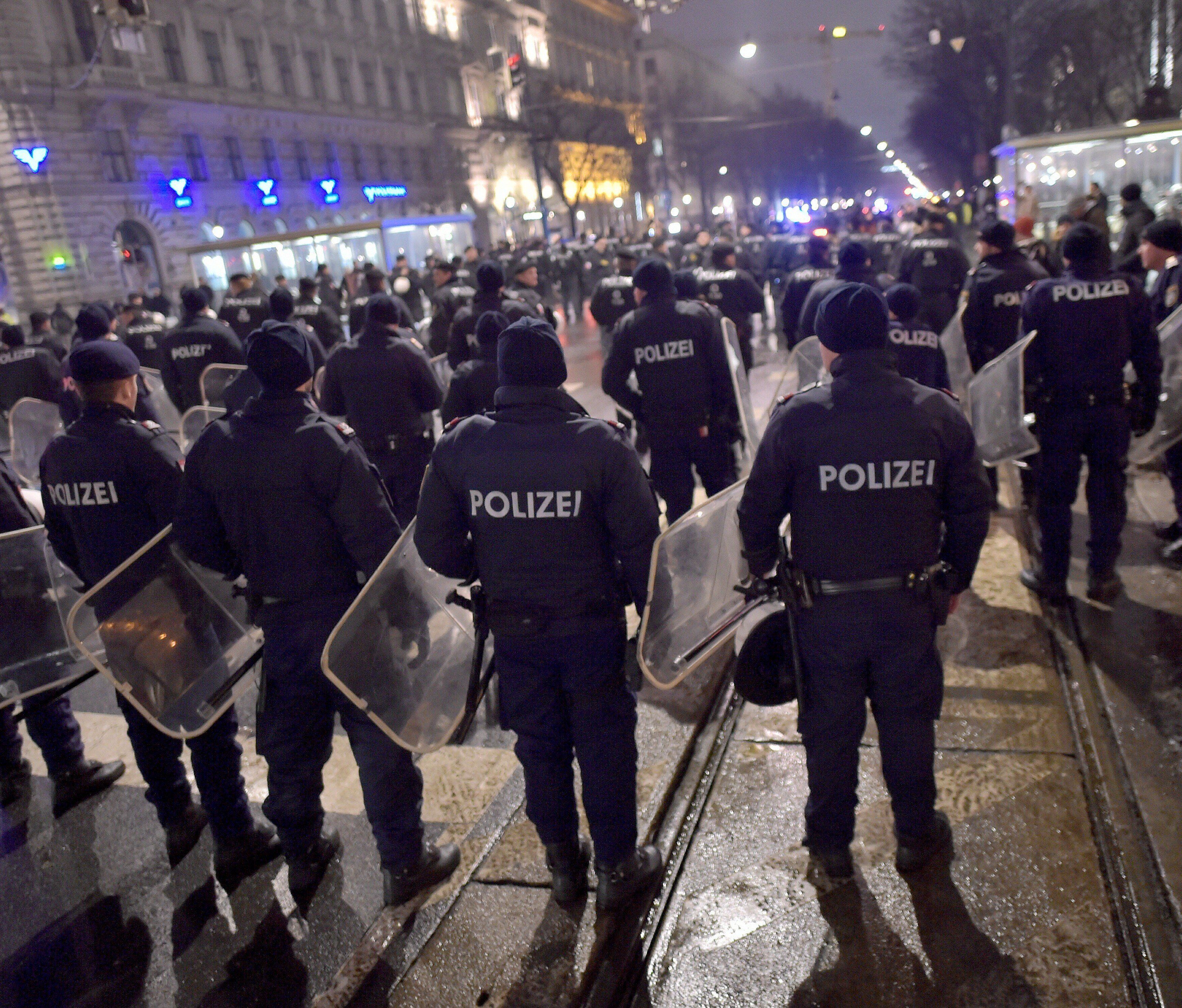 So lief der Akademikerball 2017 ab - Alle Fotos und Videos zu den Demos. So lief der Akademikerball 2017 ab - Alle Fotos und Videos zu den Demos.