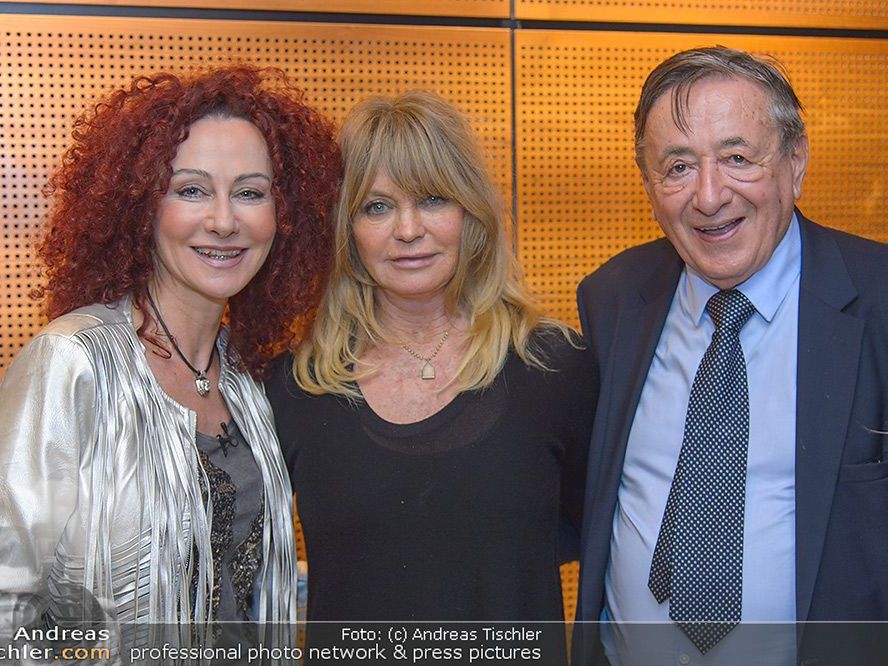 Goldie Hawn landete am Dienstag in Wien und wurde von Richard Lugner empfangen. Goldie Hawn landete am Dienstag in Wien und wurde von Richard Lugner empfangen.