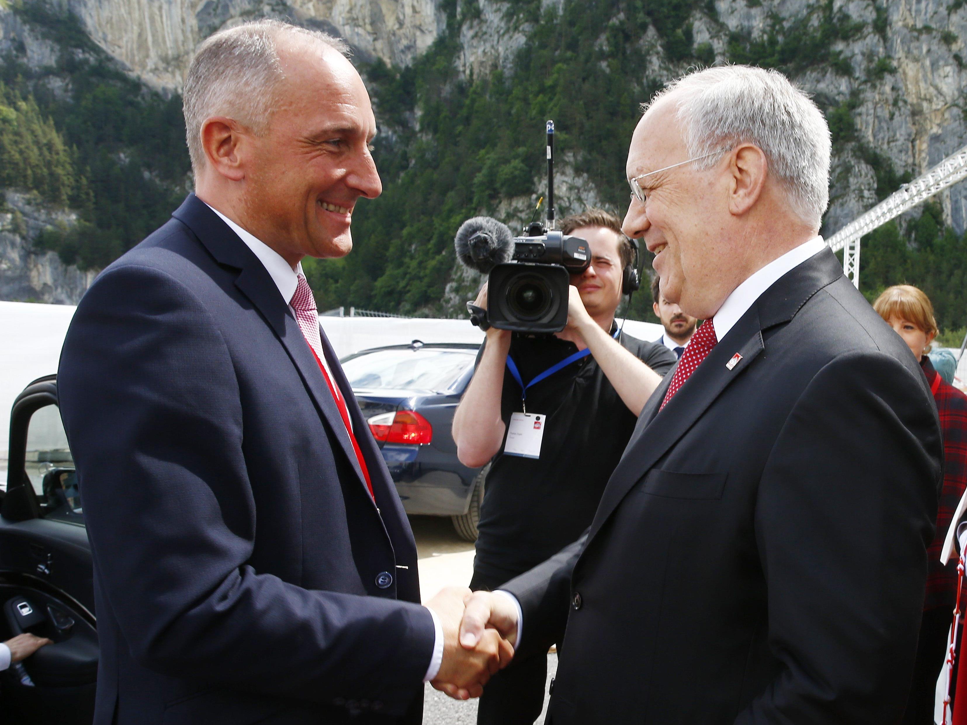 Liechtensteins Regierungschef Adrian Hasler (l.) tritt zur Wiederwahl an.