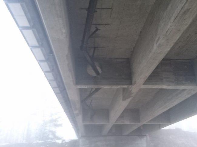 Aufgrund des Wasserleitungsbruchs wurde auch die Aufhängung unter der Ill-Brücke beschädigt.