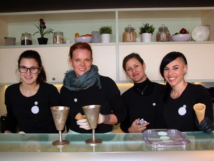 Frauenpower pur: Das Team der Eismanufaktur Kolibri im Novale in Nofels.