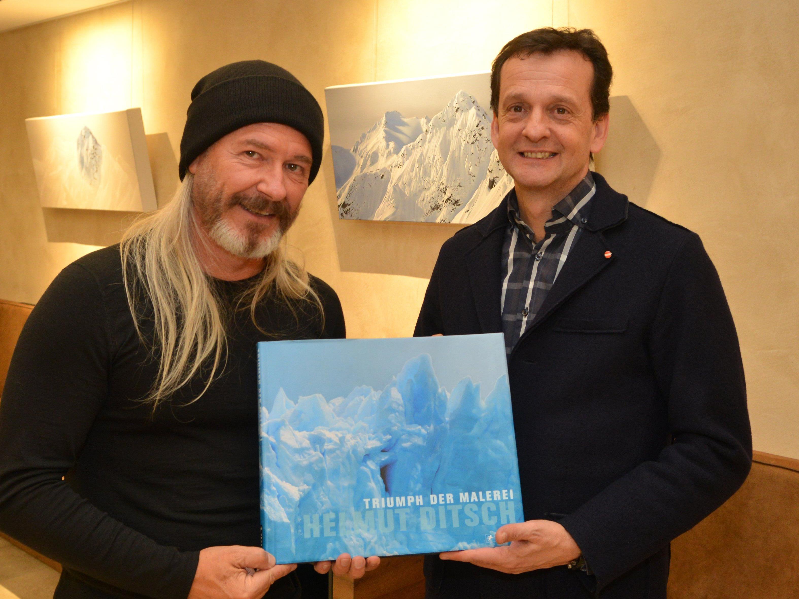 Künstler Helmut Ditsch präsentiert mit Stefan Maierhofer (Geschäftsführer Strolz) seine Werke im neuen Strolz Skiverleih.