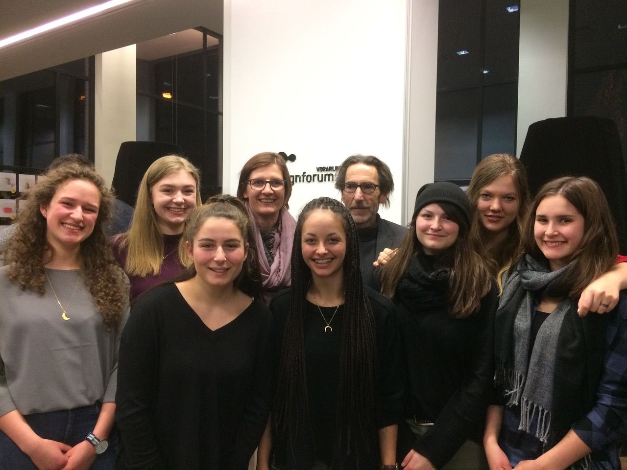 Erfolgreiche BORG-Schülerinnen mit Michael Hirtenfelder und Maria Meusburger-Bereuter. Erfolgreiche BORG-Schülerinnen mit Michael Hirtenfelder und Maria Meusburger-Bereuter.