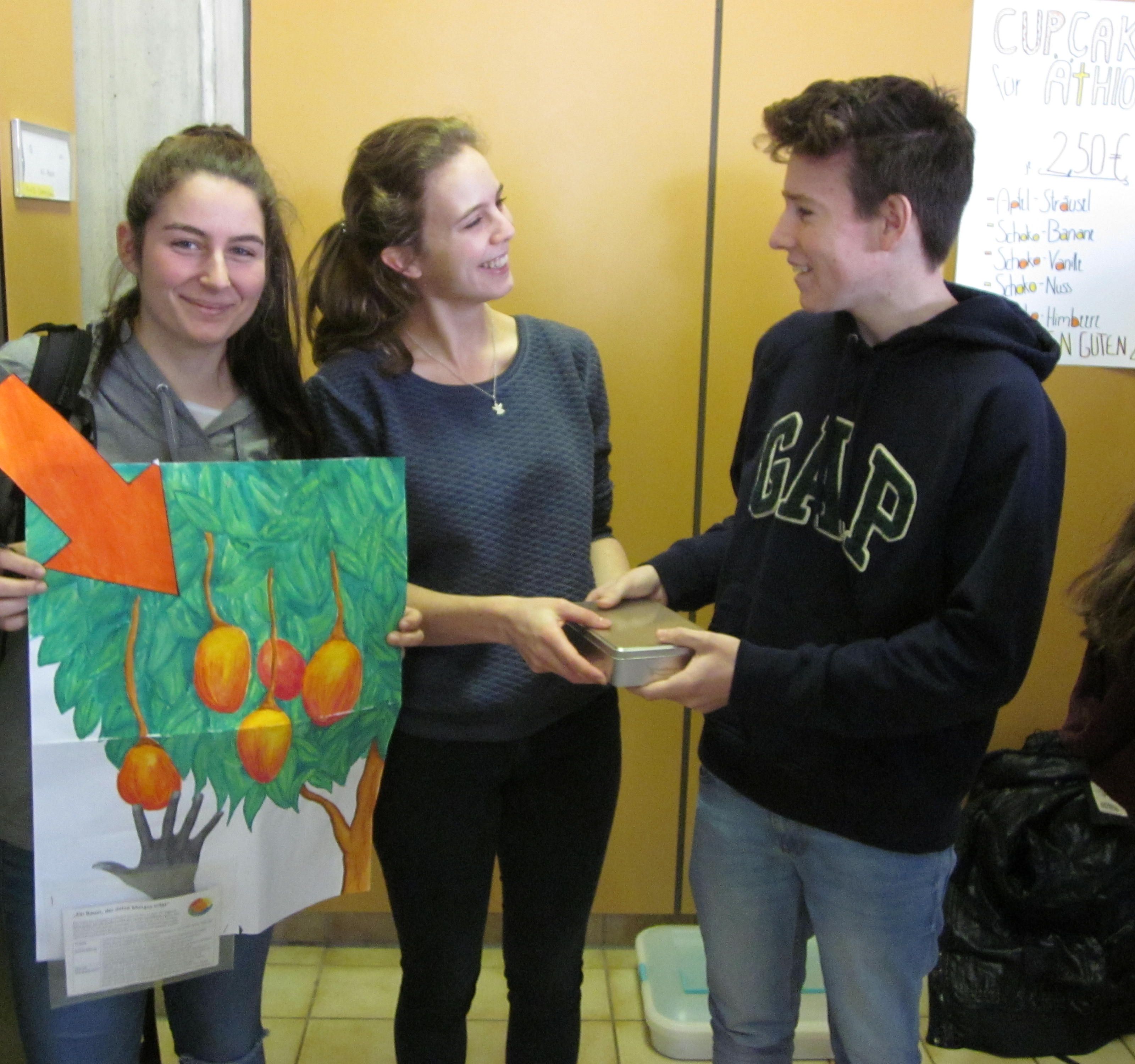 Jugendbotschafterin Hanna Sutterlüty (Bildmitte) erhielt Unterstützung vom BORG Egg. Jugendbotschafterin Hanna Sutterlüty (Bildmitte) erhielt Unterstützung vom BORG Egg.