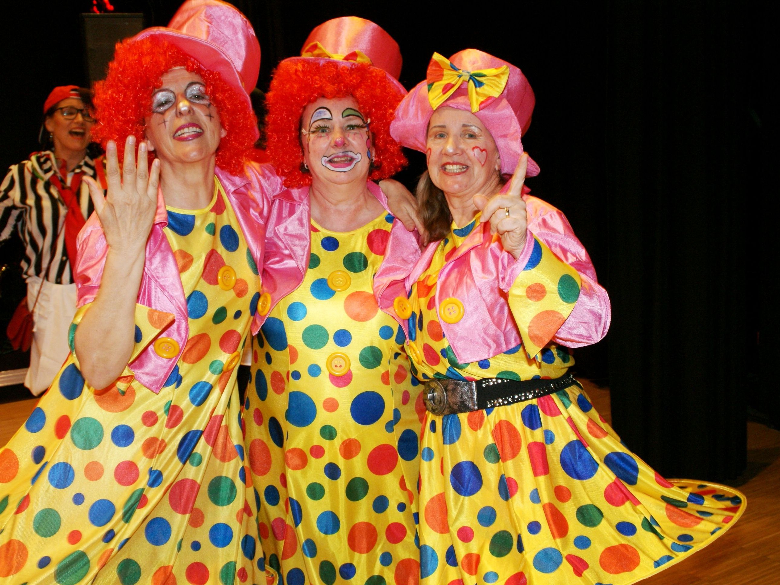 Fröhliches Frauenkränzle in der Dorfmitte Fröhliches Frauenkränzle in der Dorfmitte