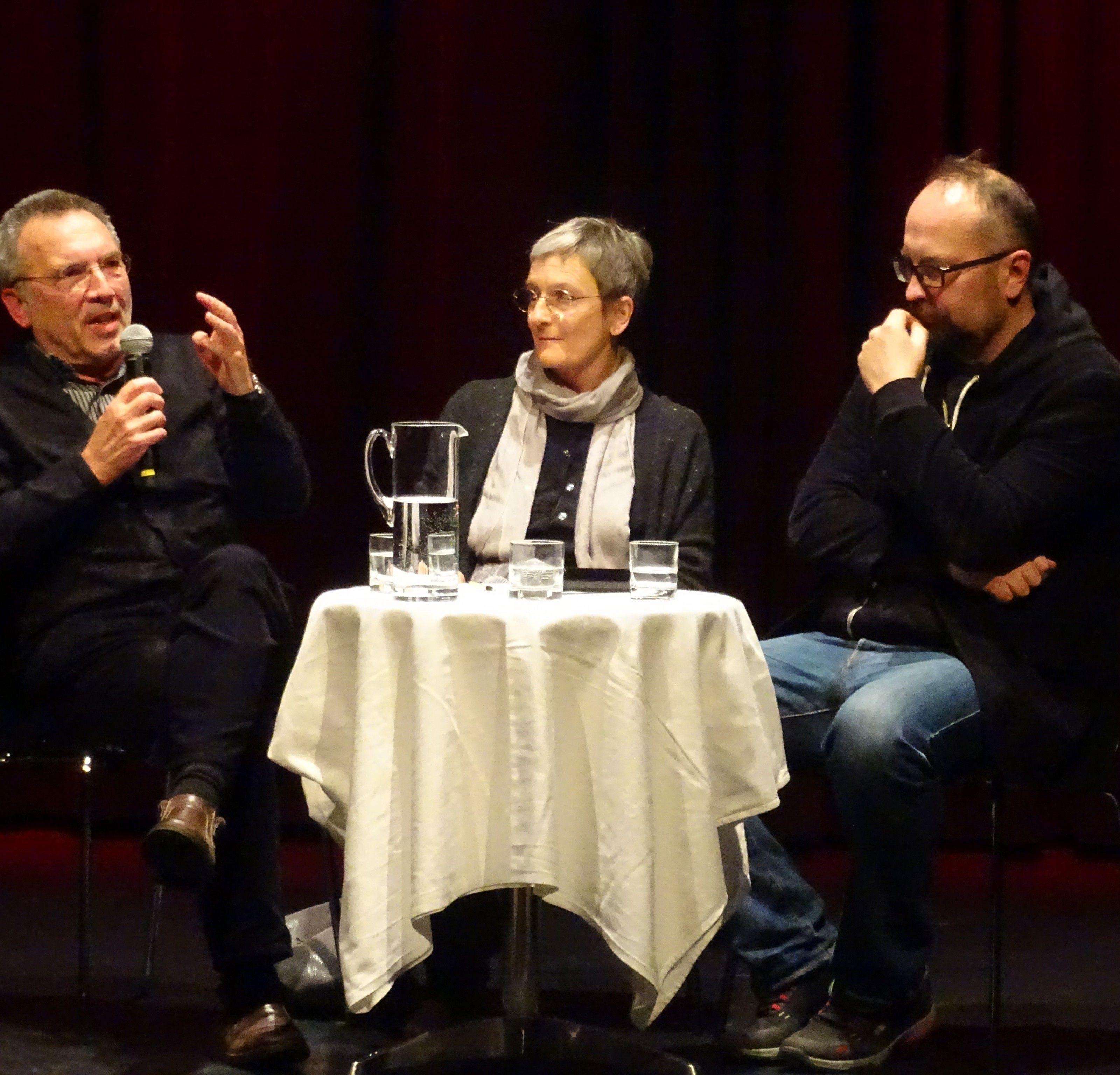 Meinrad Pichler (l.) und Michel Reimon äußerten sich im Gespräch mit Jutta Berger kritisch zu den Beziehungen zwischen USA und Europa. Meinrad Pichler (l.) und Michel Reimon äußerten sich im Gespräch mit Jutta Berger kritisch zu den Beziehungen zwischen USA und Europa.