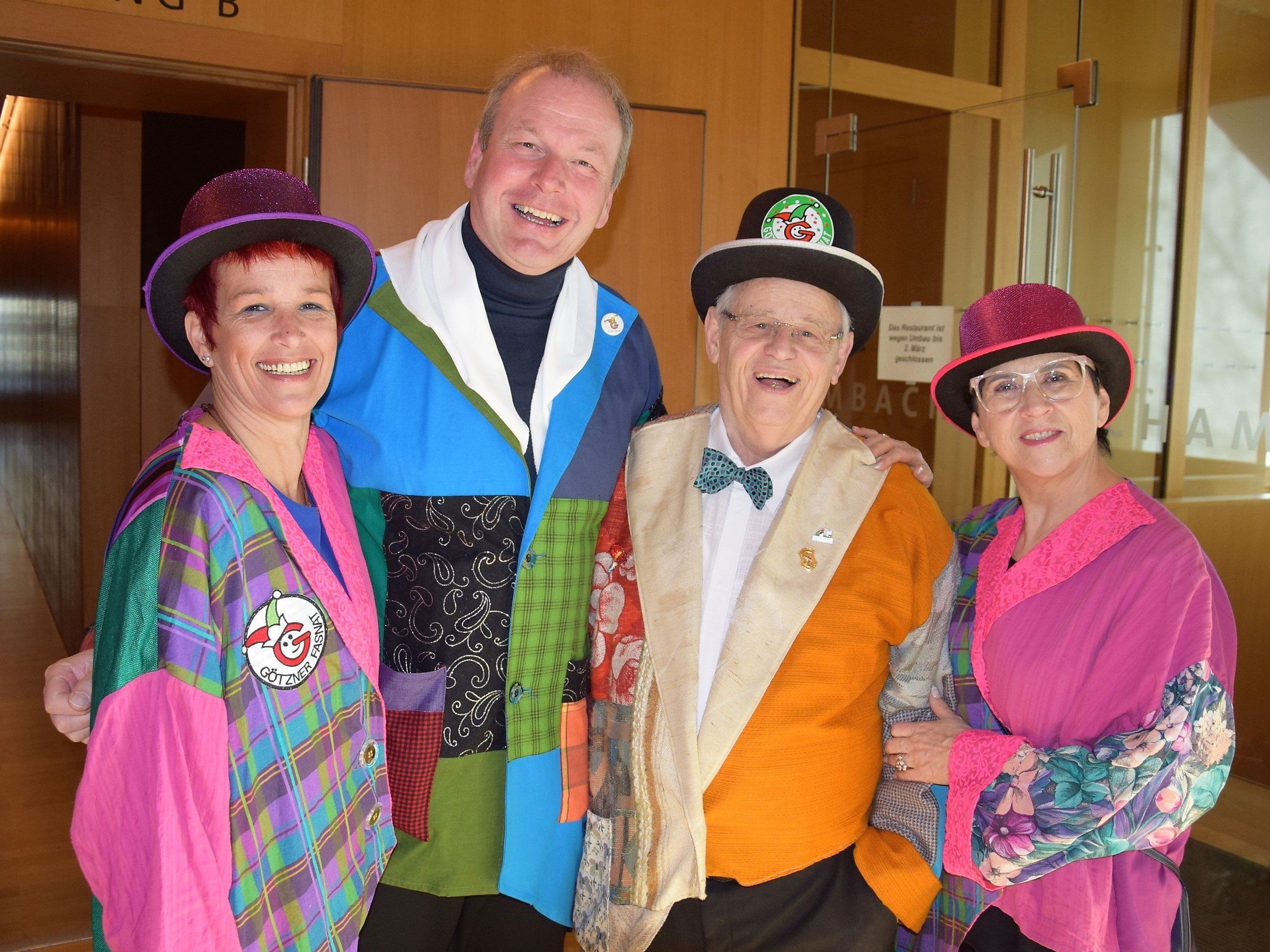 In Faschingsstimmung v.l.: Elke Schneider, Bgm. Christian Loacker, Otto Fend und Maria Ellensohn-Schmid In Faschingsstimmung v.l.: Elke Schneider, Bgm. Christian Loacker, Otto Fend und Maria Ellensohn-Schmid