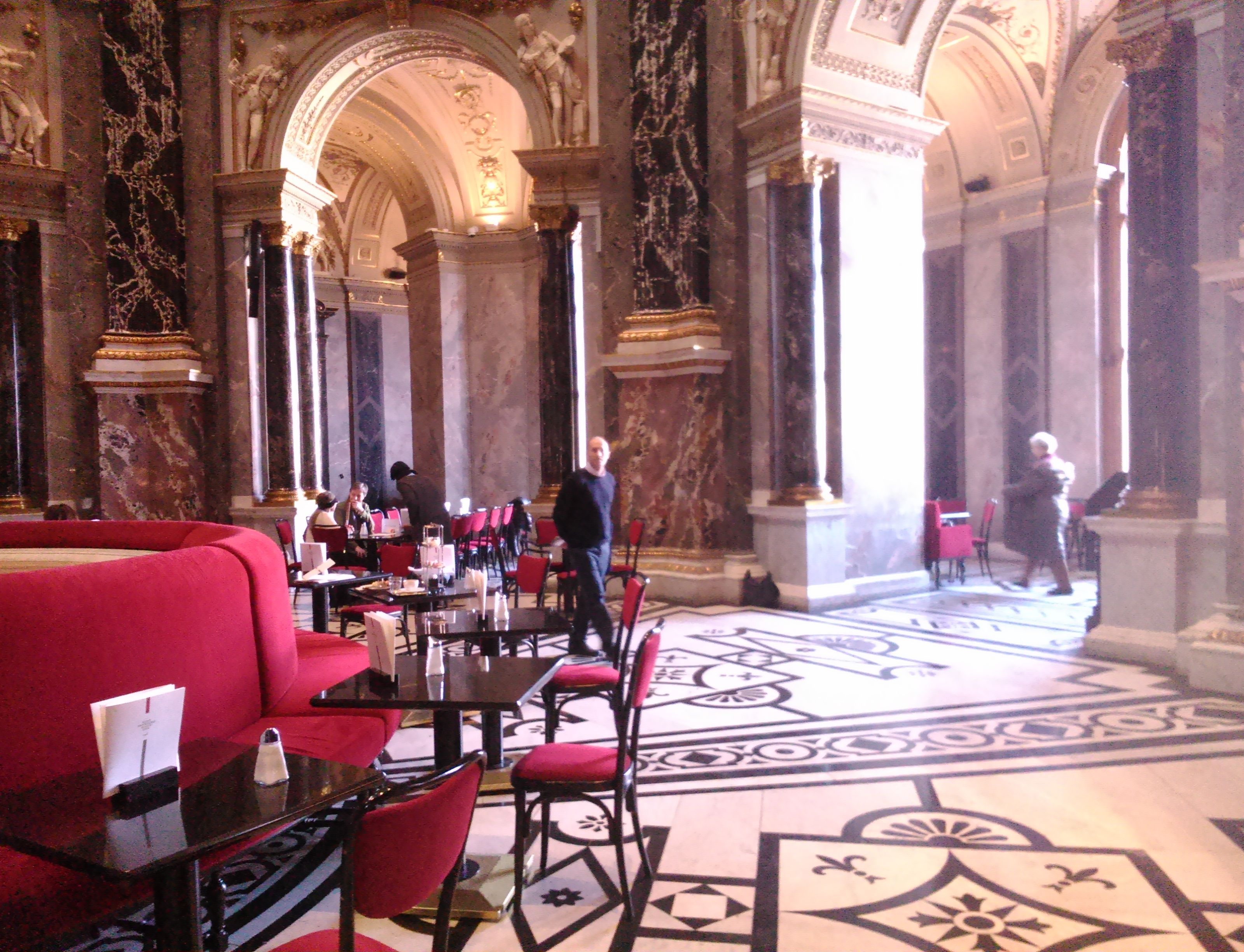 Frühstück im künstlerischen Flair des Museums. Frühstück im künstlerischen Flair des Museums.